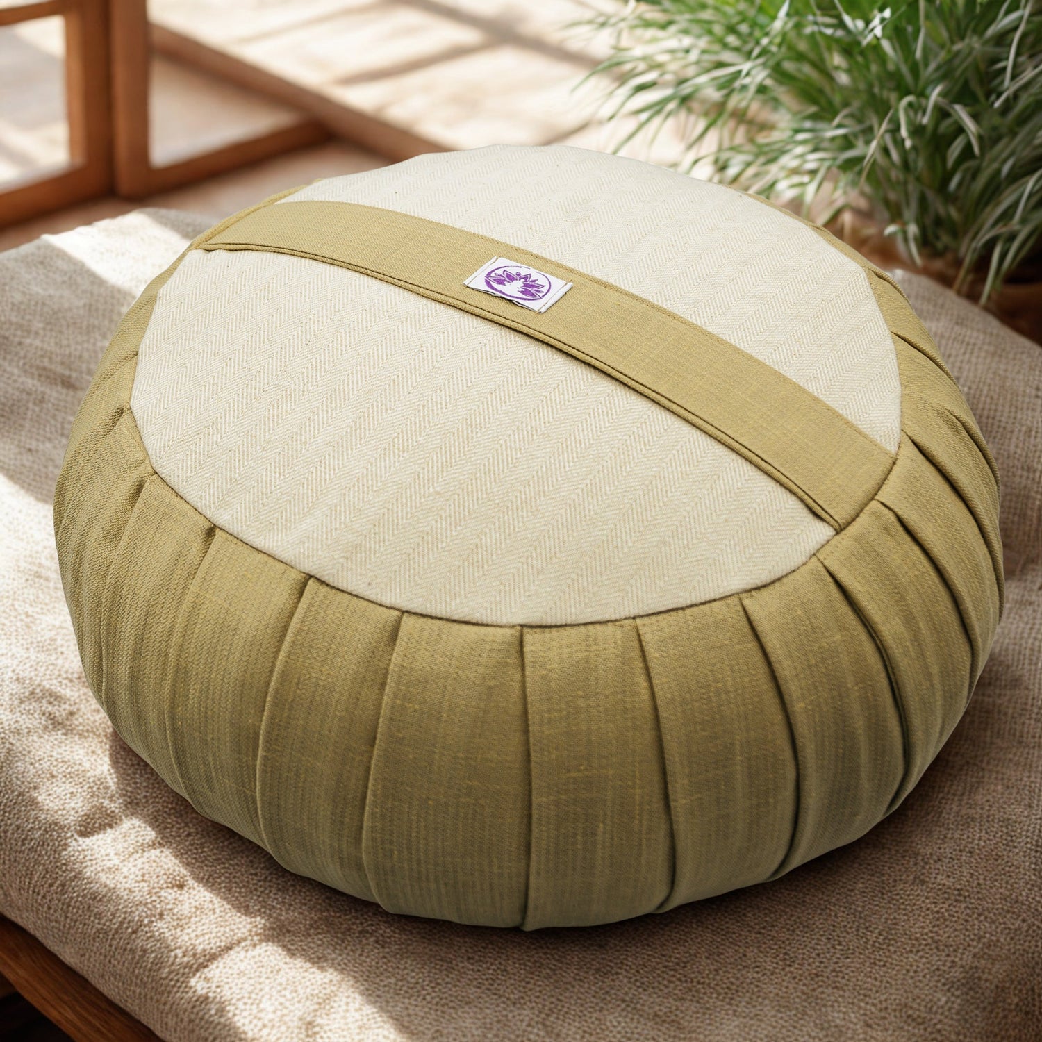 Cuscino da meditazione tondo in tessuto naturale beige e verde per pratiche di yoga e meditazione