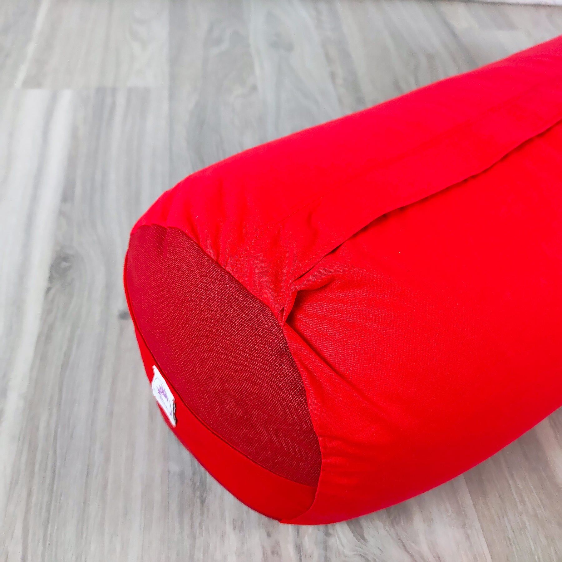 Cuscino dorsale in cotone rosso per yoga, ideale per il supporto durante le posizioni, bolster yoga cotone rosso.