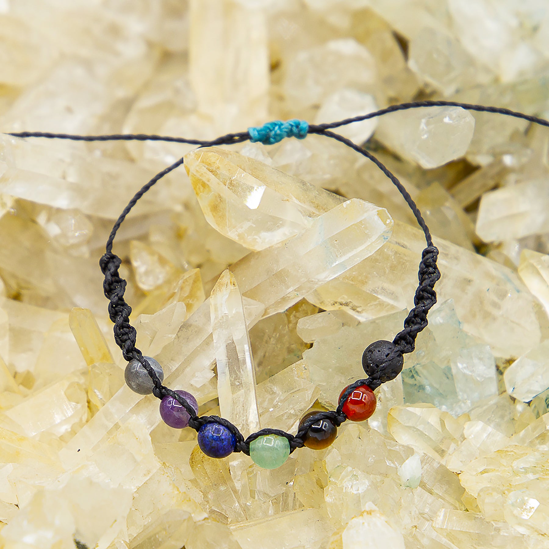Bracciale chakra macramé con pietre naturali e corda nera su cristalli chiari