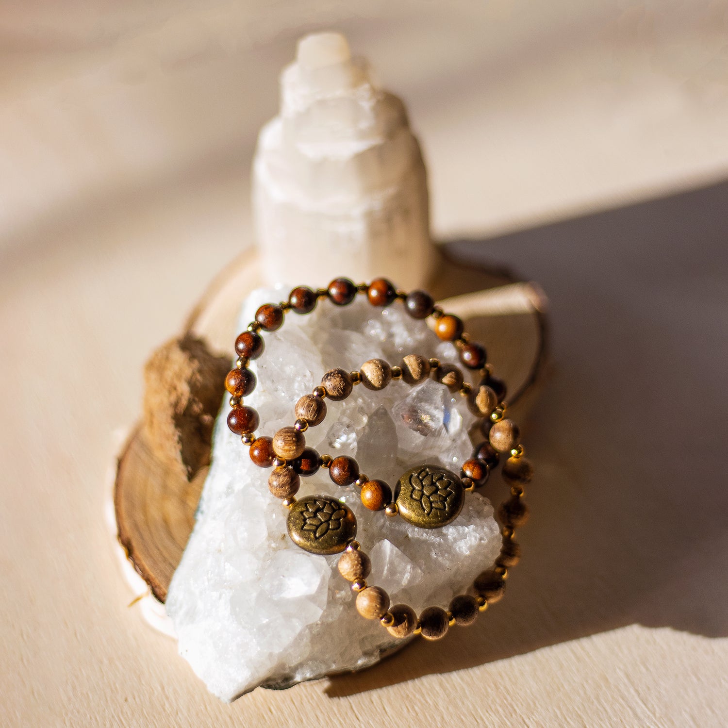 Bracciale loto legno naturale con perline colorate e charm in bronzo per uno stile unico