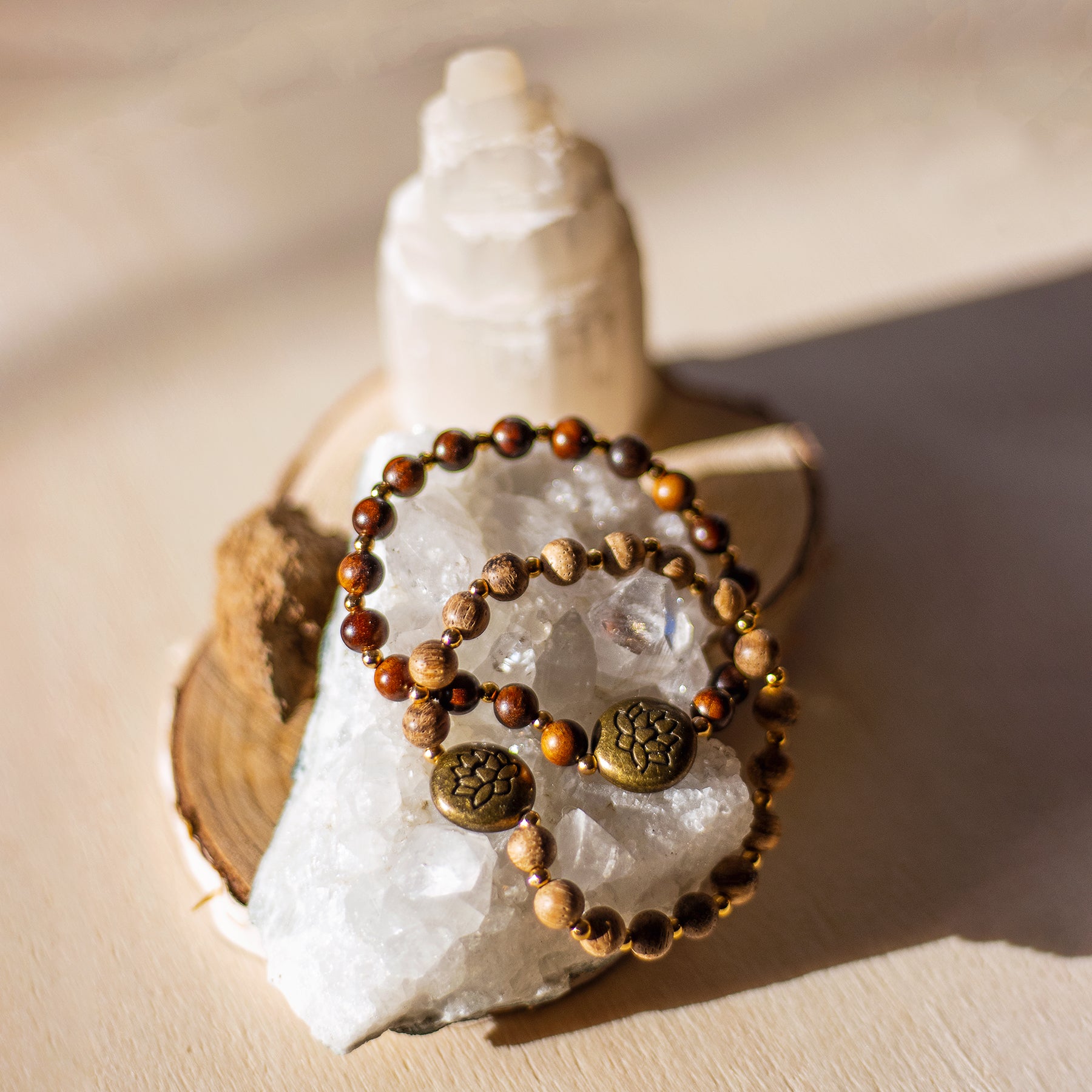 Bracciale loto legno naturale con perline colorate e charm in bronzo per uno stile unico