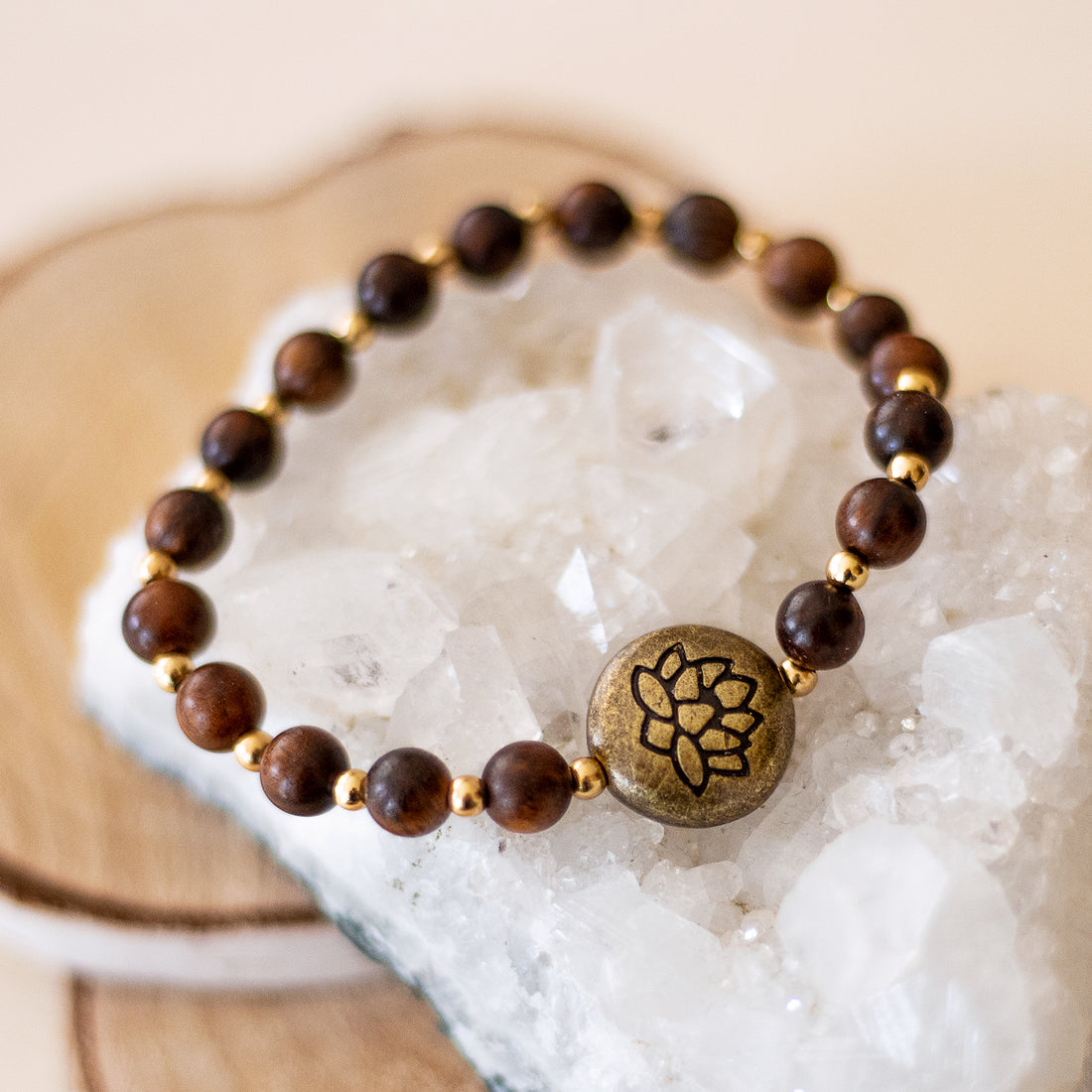 Bracciale loto legno naturale con perle in legno scuro e disco decorativo in metallo