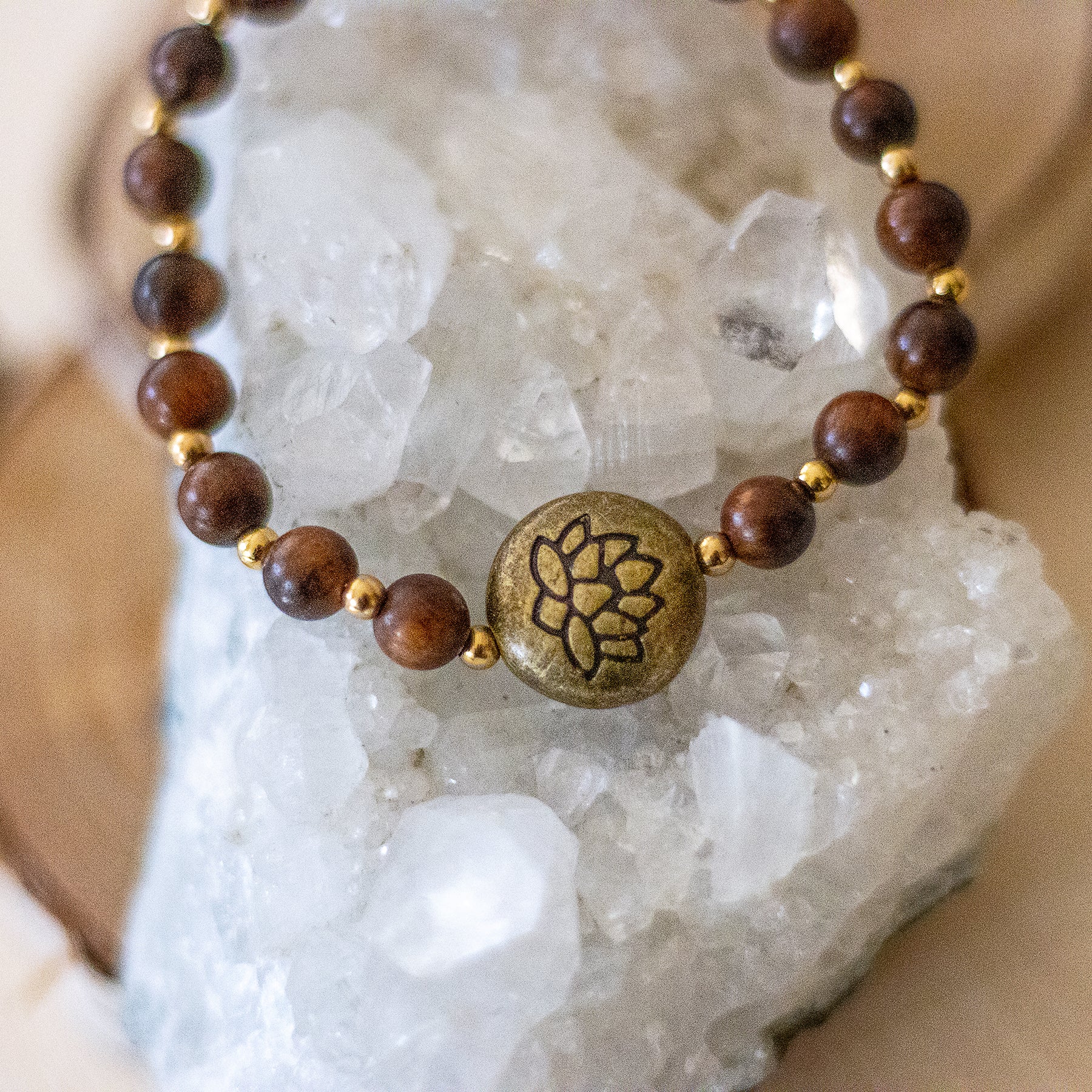 Bracciale loto legno naturale con perline in legno e decorazione dorata a forma di loto