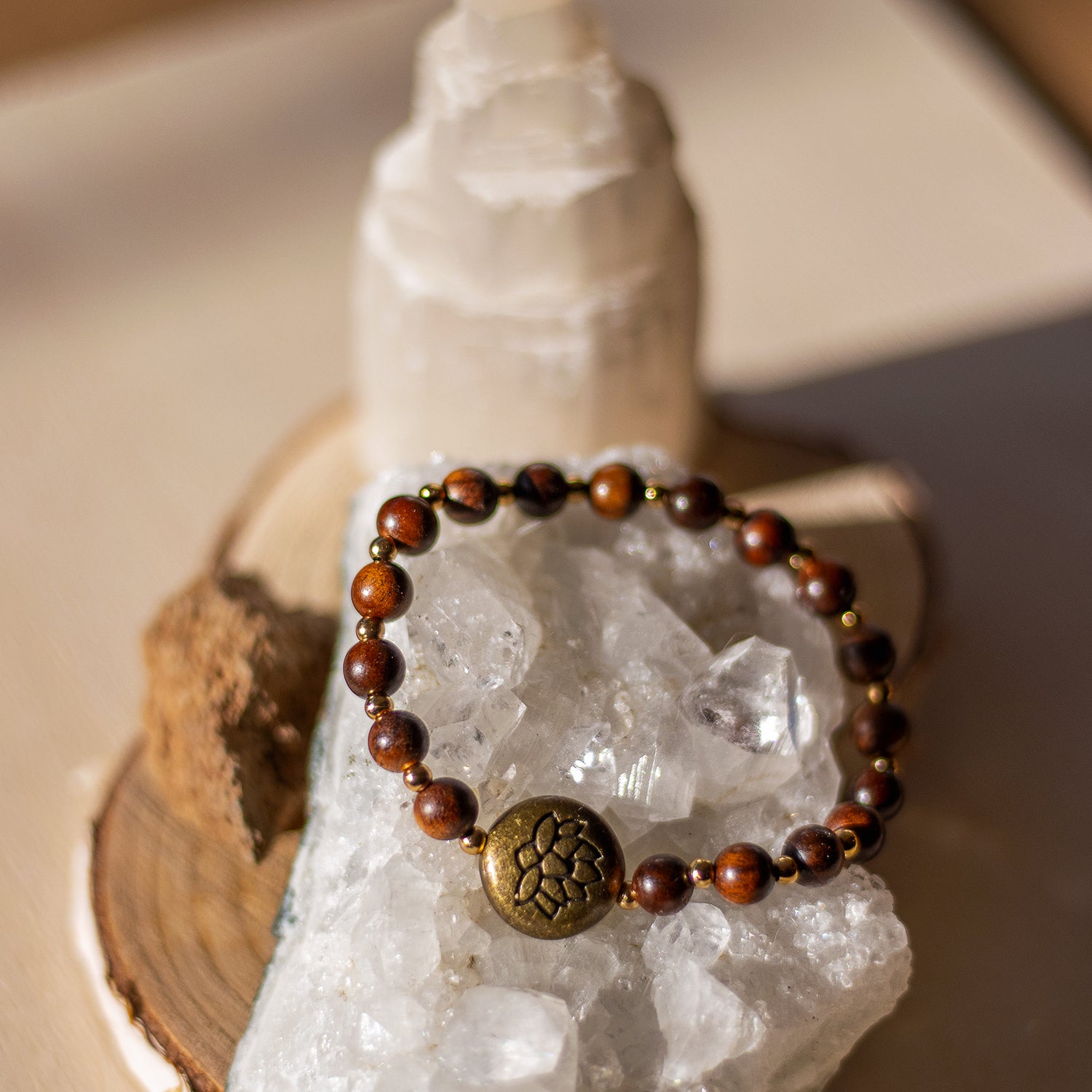 Bracciale loto legno naturale con perle marroni e chiusura in ottone decorativa