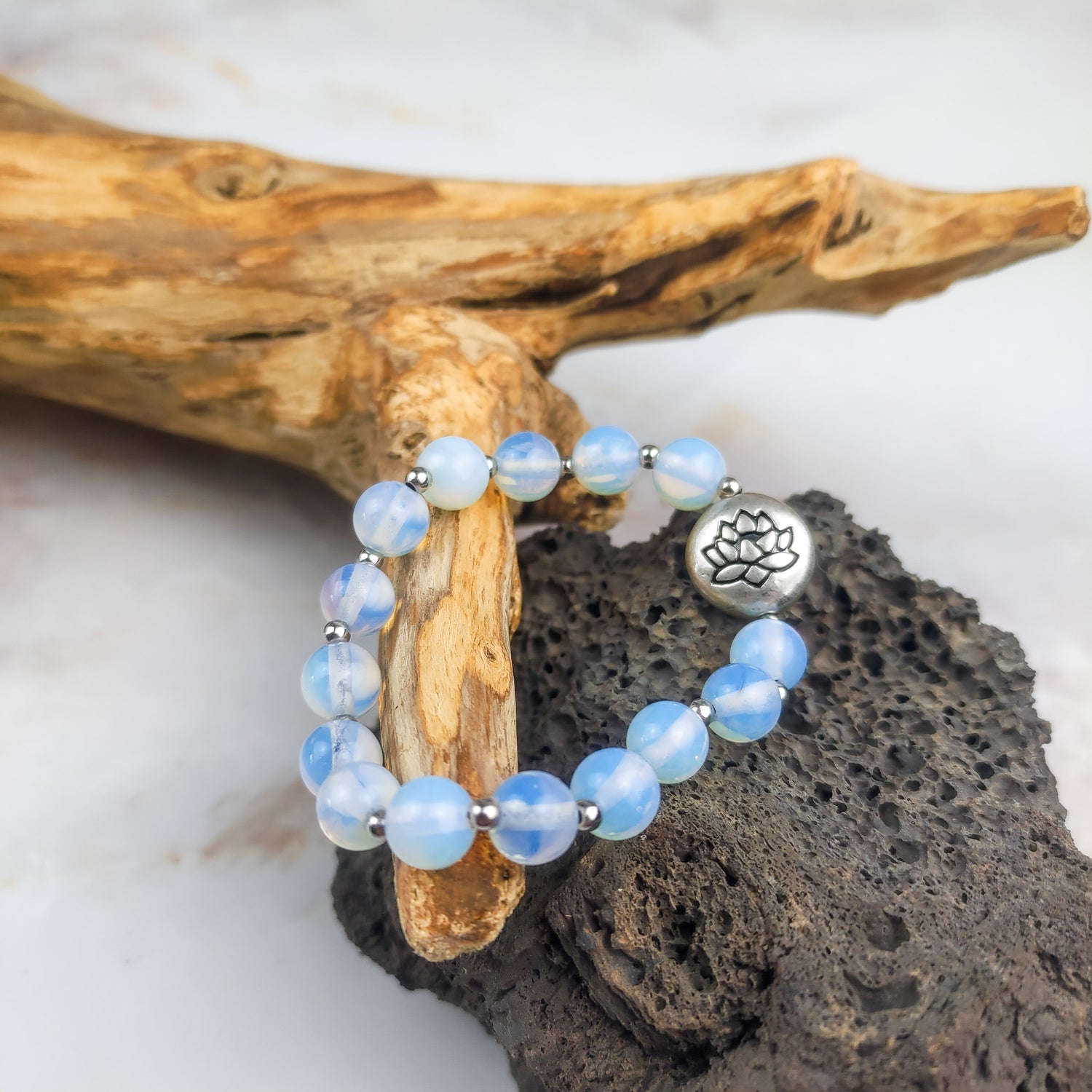 Bracciale loto opalite con perle azzurre e charm in metallo a forma di loto