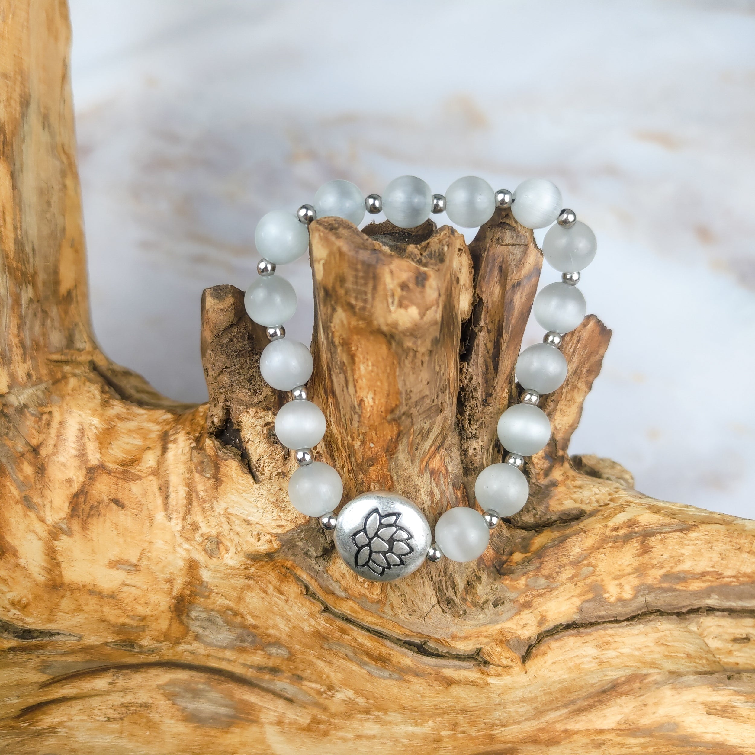 Bracciale loto pietra di luna con perline grigie e dettagli in metallo, elegante e raffinato