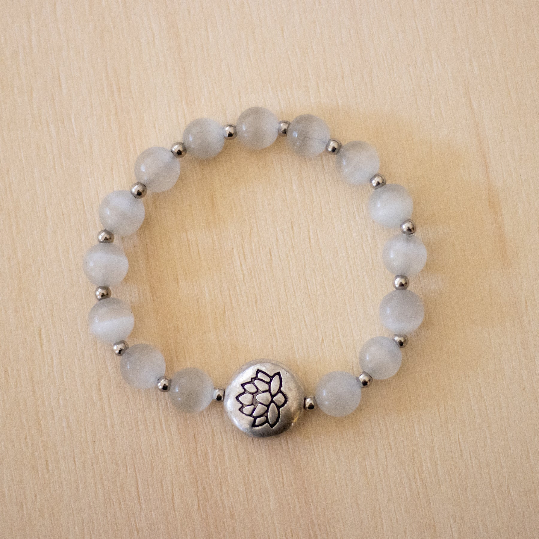 Bracciale loto pietra di luna con perle grigie e dettagli in metallo argento