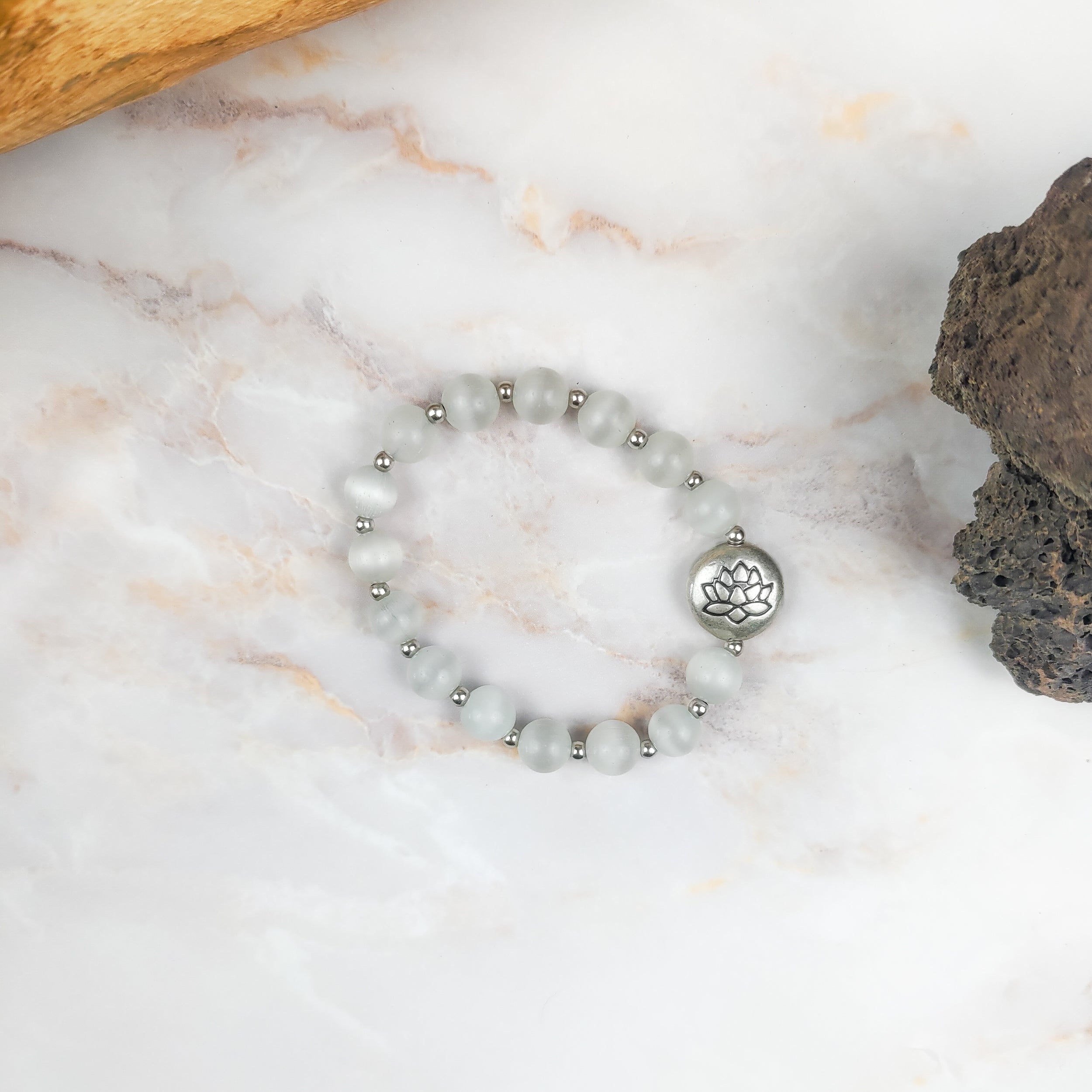 Bracciale loto pietra di luna con perle grigie e ciondolo in metallo a forma di loto