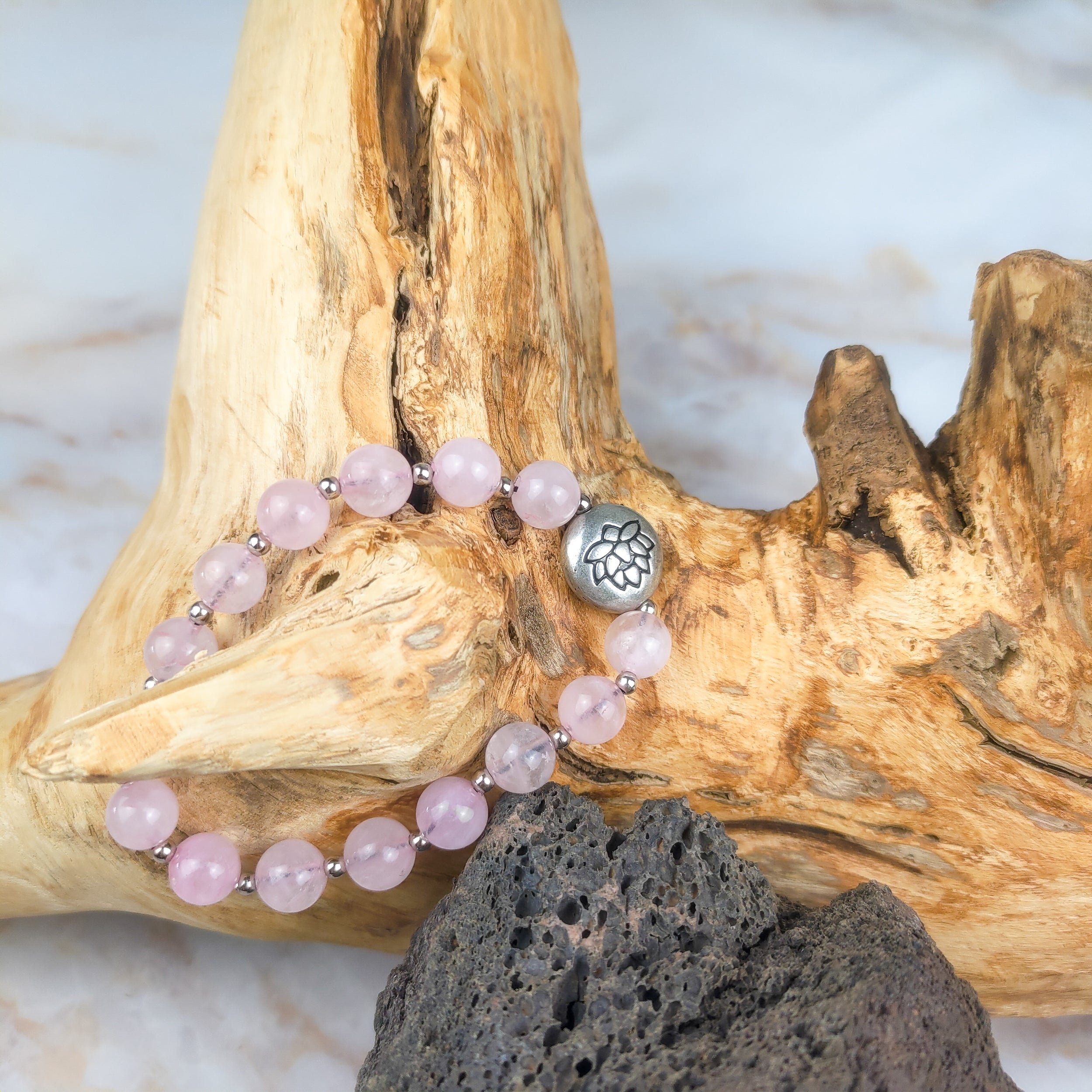 Bracciale loto quarzo rosa con perle di quarzo rosa e charm di loto in metallo, elegante e spirituale.