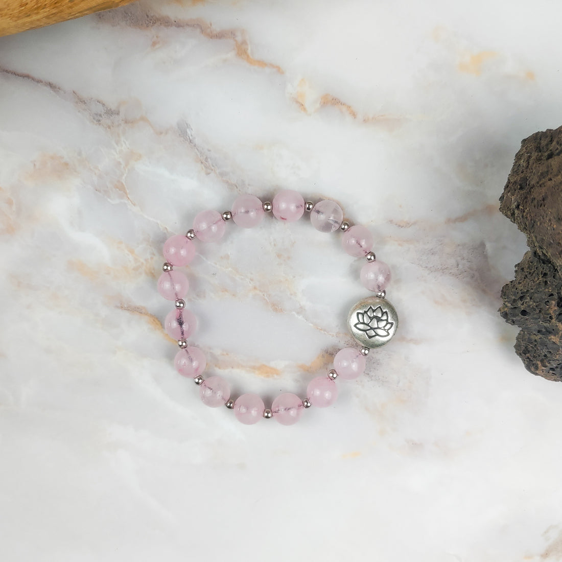 Bracciale loto quarzo rosa con perline argentate e ciondolo loto in metallo