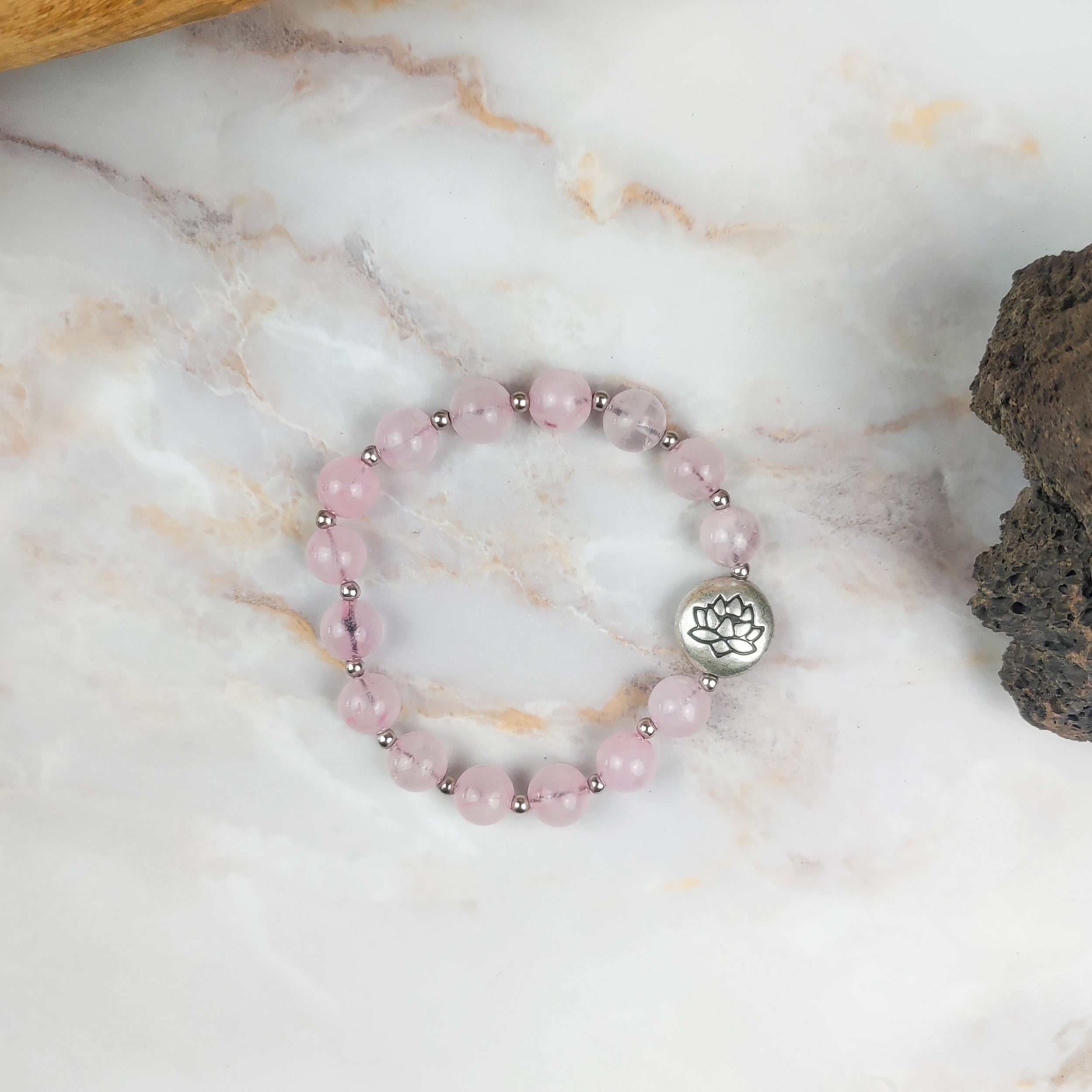 Bracciale loto quarzo rosa con perline argentate e ciondolo loto in metallo