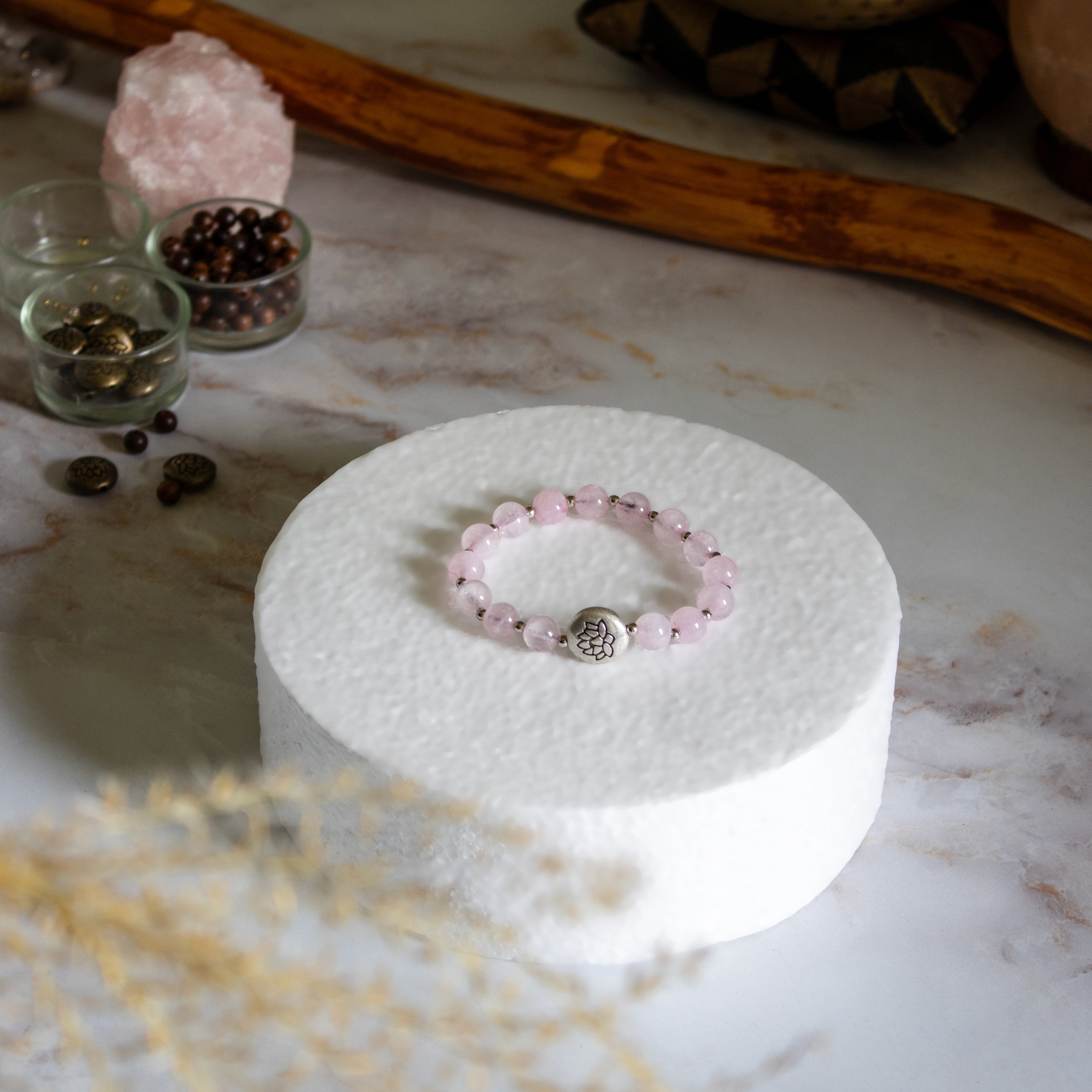 Bracciale loto quarzo rosa con perle di quarzo rosa e charm decorativo in argento