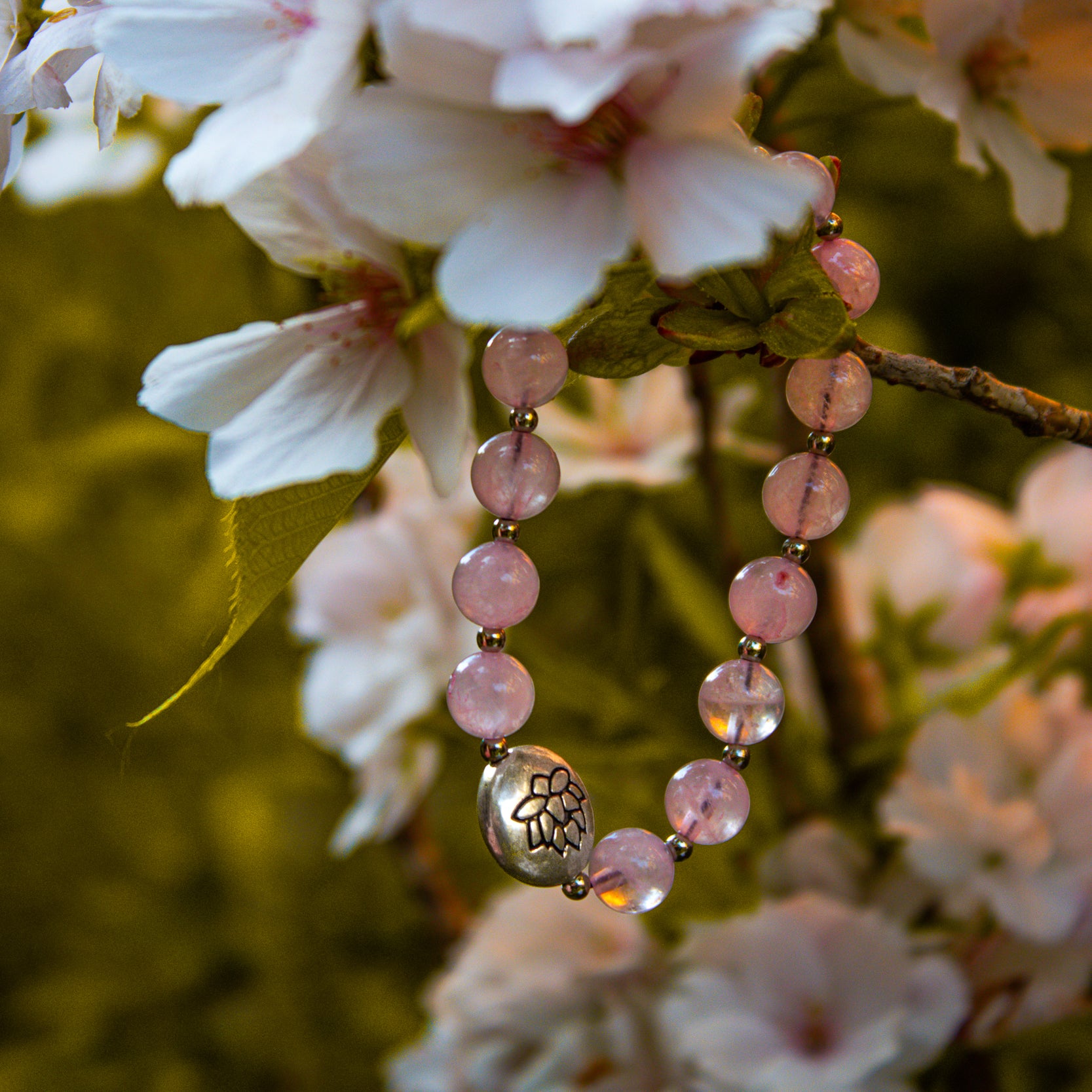 Bracciale loto quarzo rosa con perle rosa e charm in metallo a forma di loto