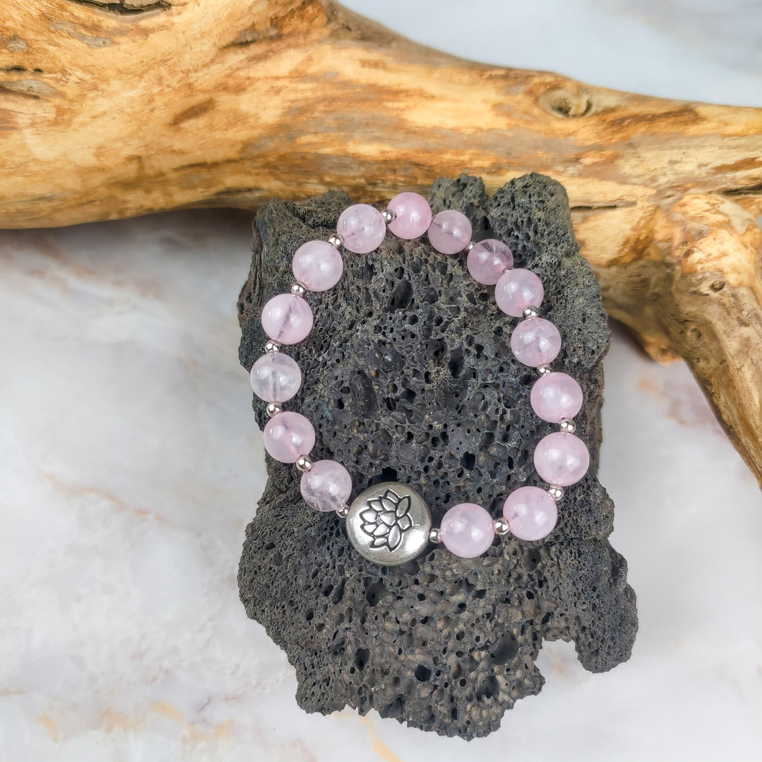 Bracciale loto quarzo rosa con perle rosa e un elegante ciondolo a forma di loto