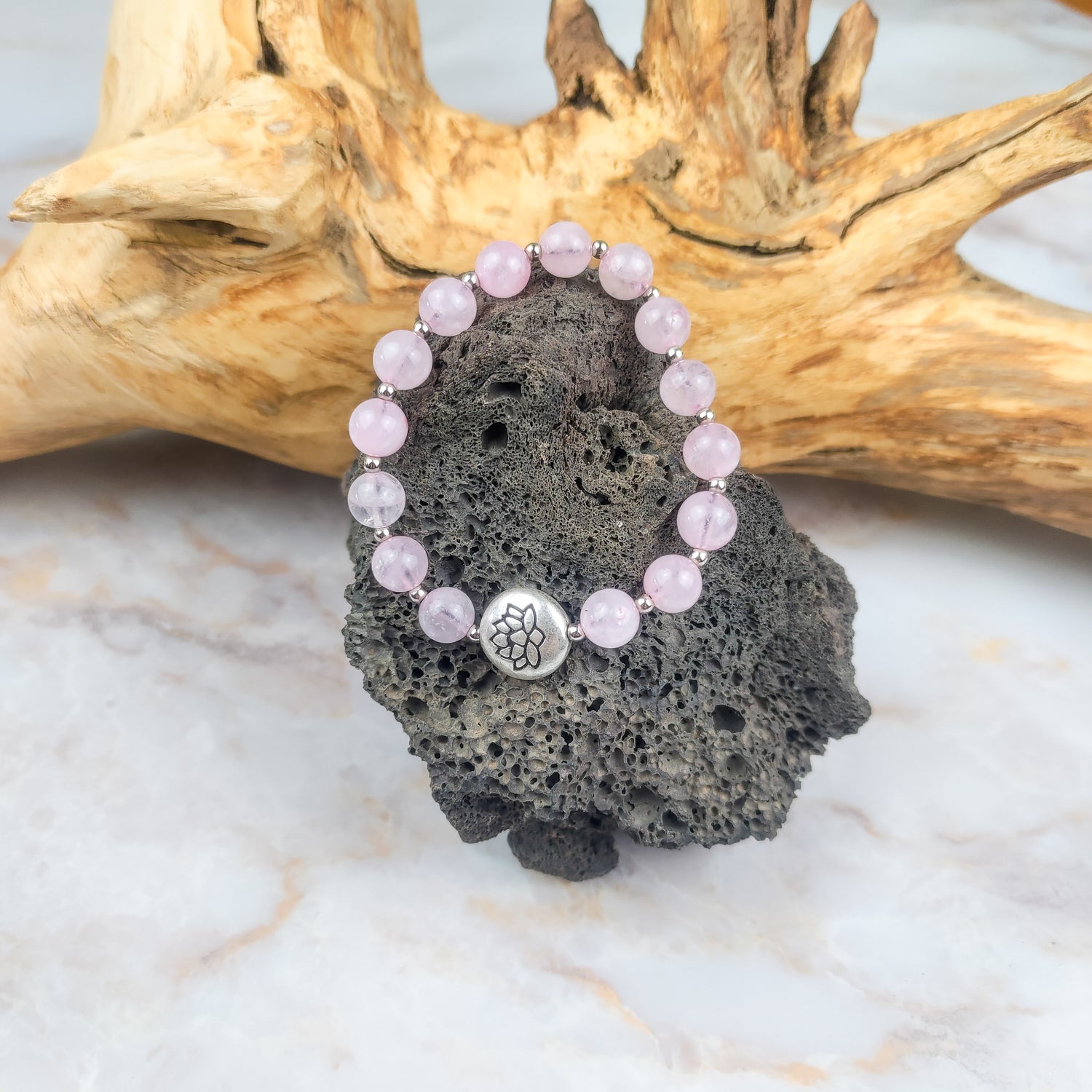 Bracciale loto quarzo rosa con perline rosa e ciondolo in metallo, realizzato a mano