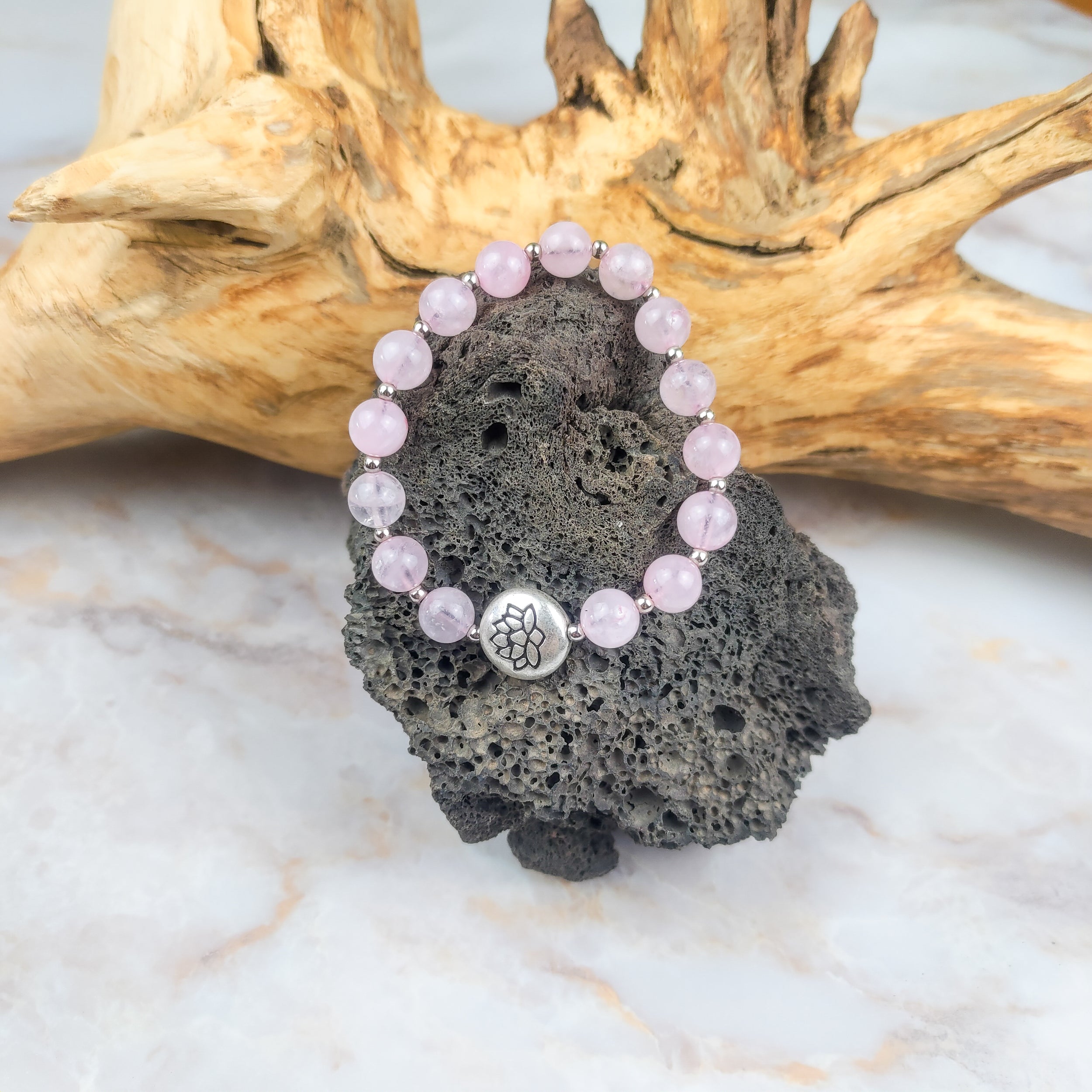 Bracciale loto quarzo rosa con perline rosa e ciondolo in metallo, realizzato a mano