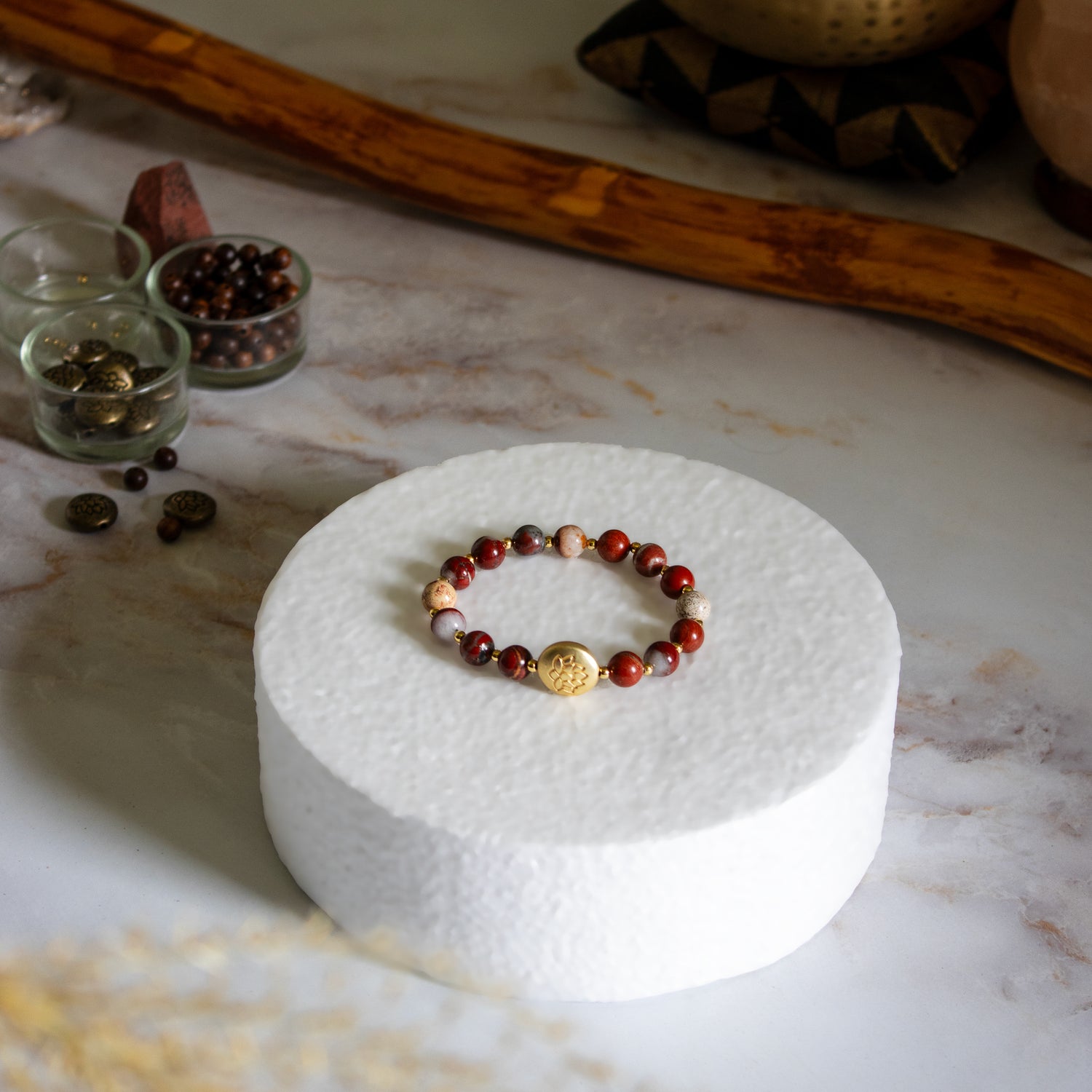 Bracciale loto rosso con perle colorate e decorazione in metallo, elegante e significativo