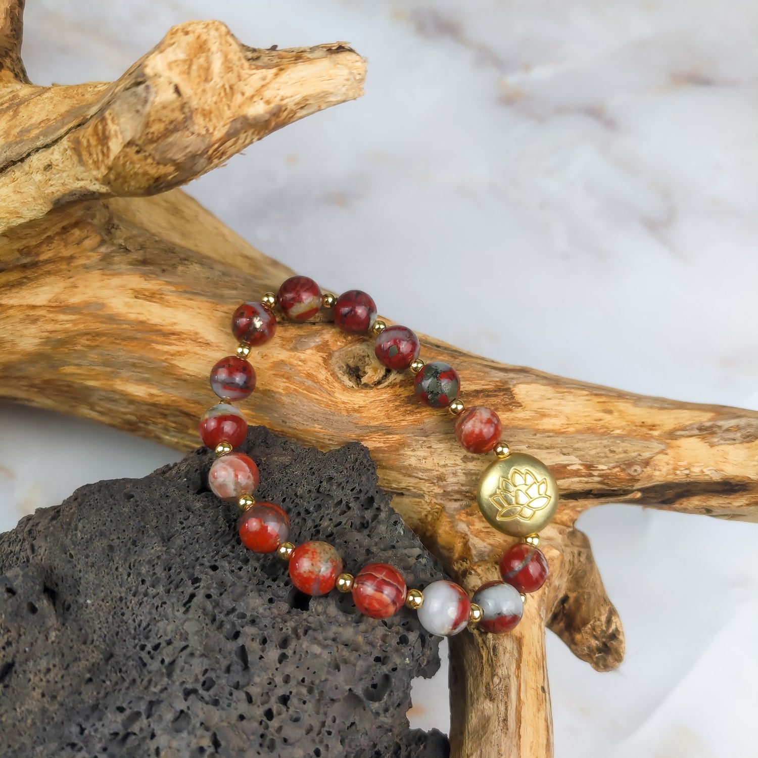 Bracciale loto rosso con perle di pietra e ciondolo dorato a forma di loto