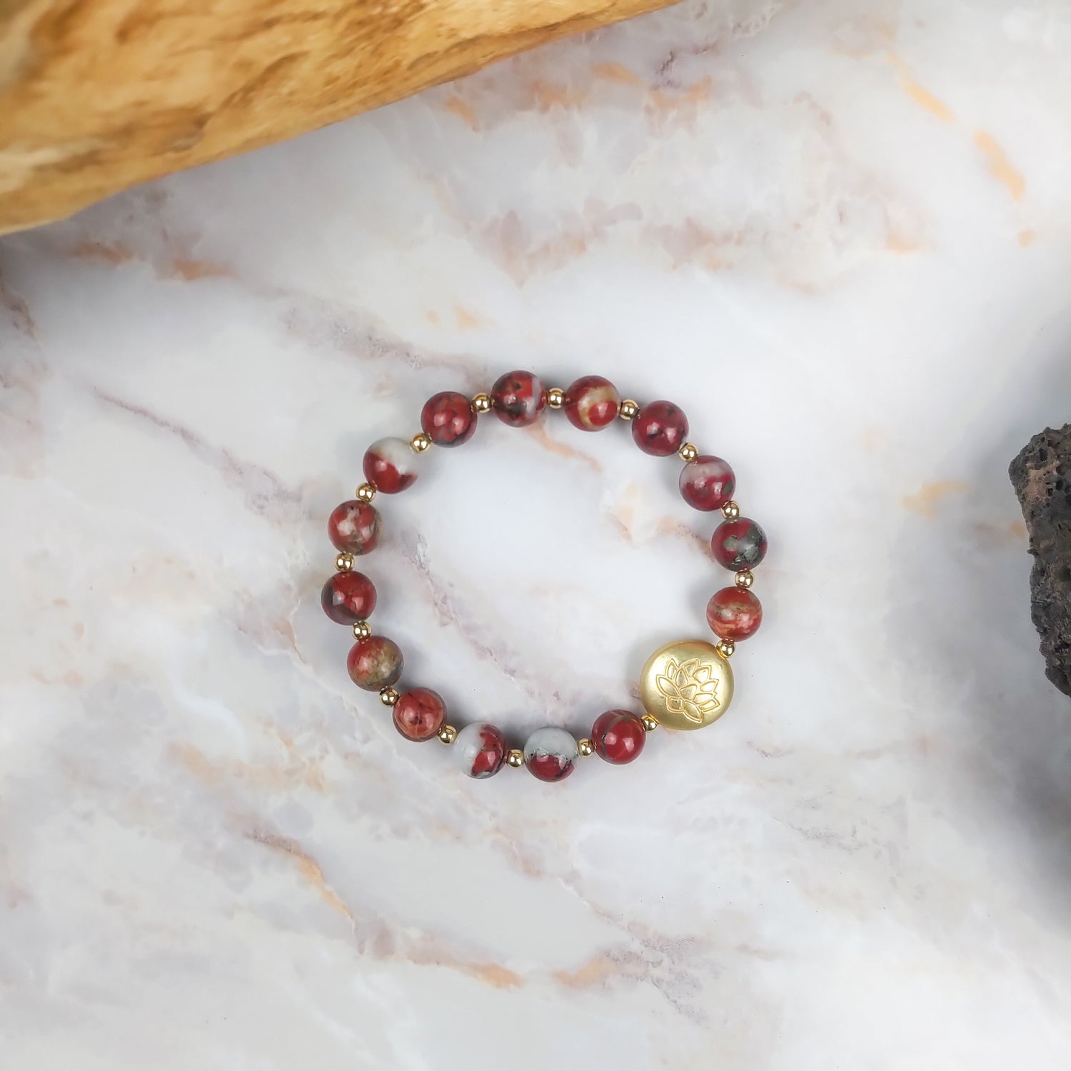 Bracciale loto rosso con perle rosse e dettagli dorati per uno stile elegante e rilassante