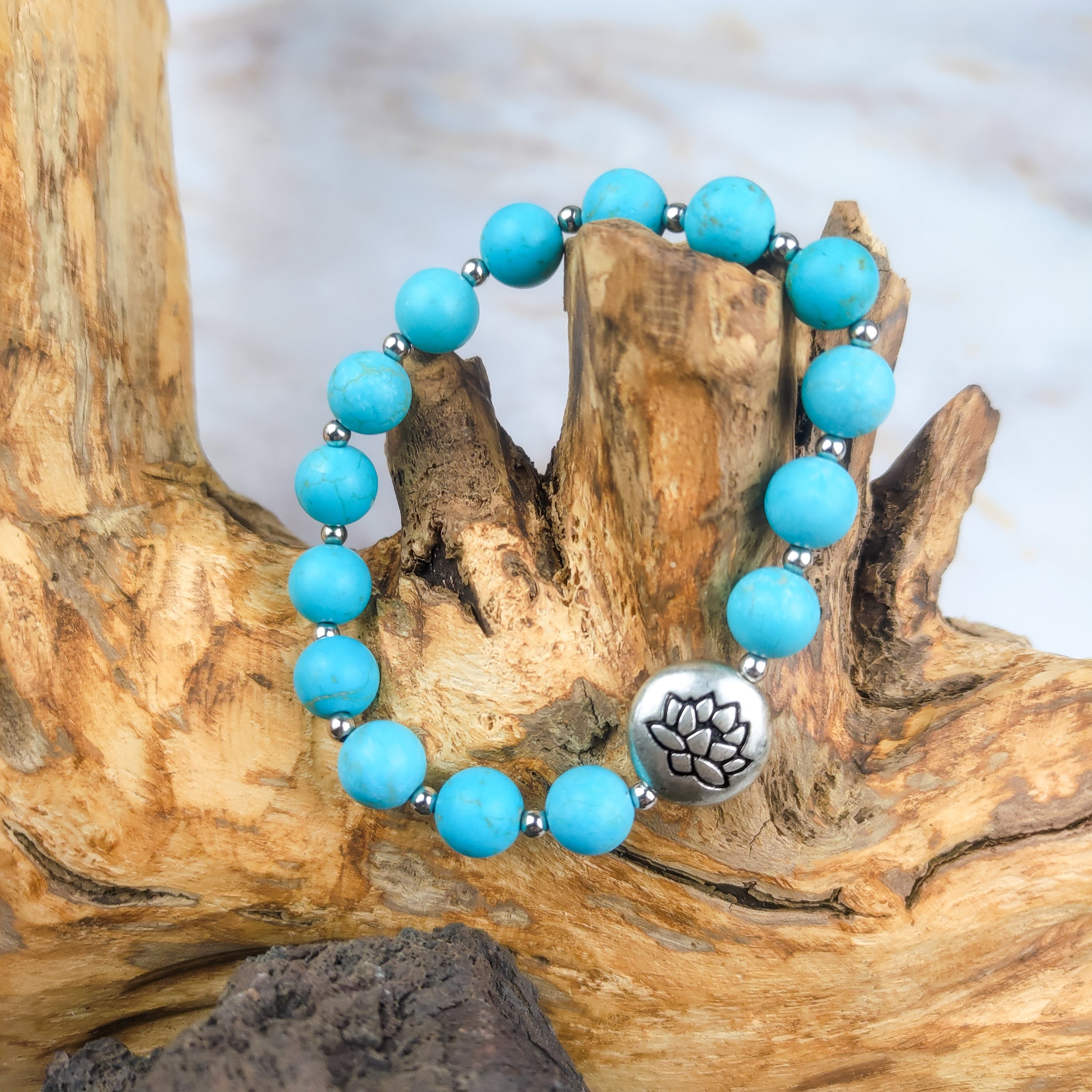 Bracciale loto turchese con perle azzurre e dettagli in metallo per un look elegante