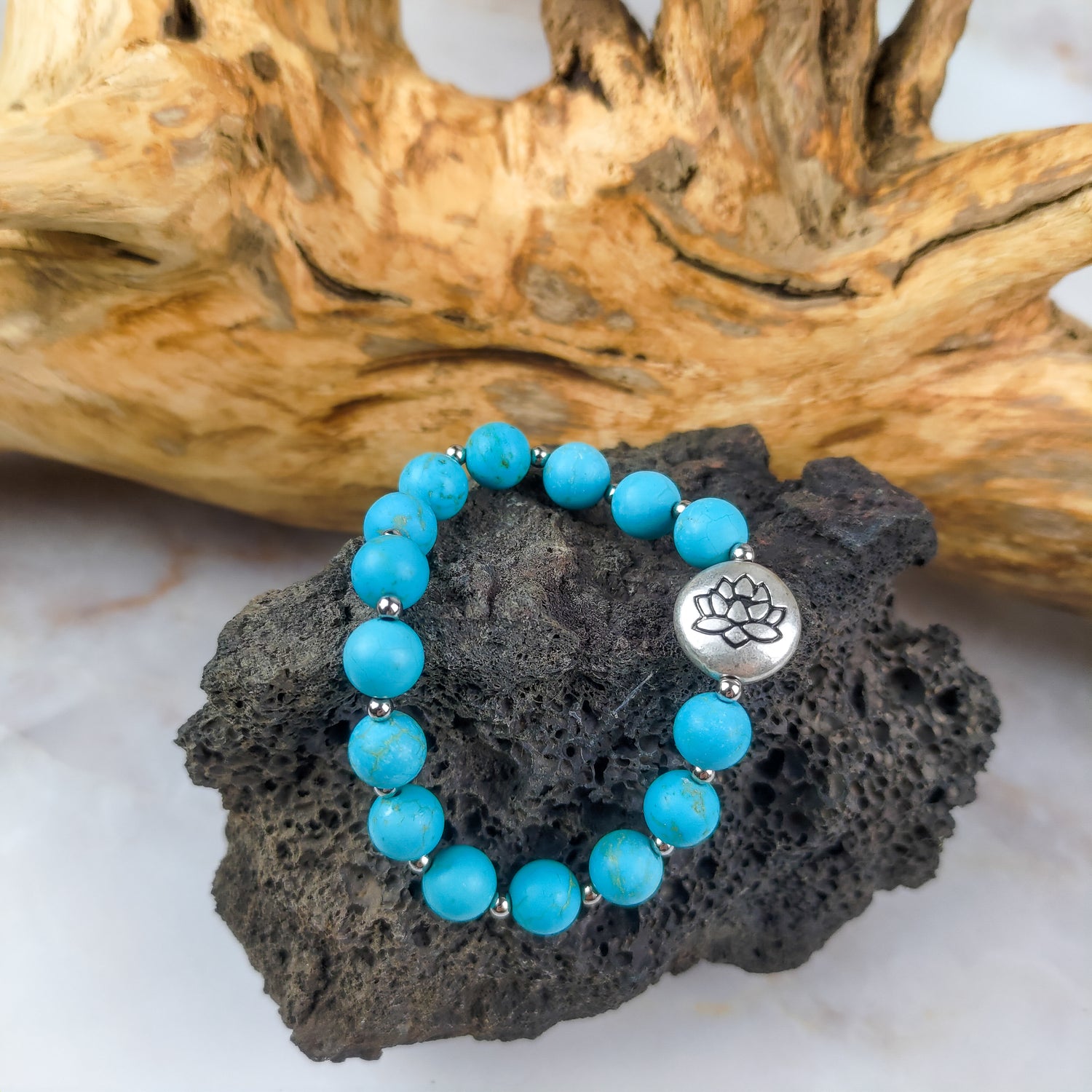 Bracciale loto turchese con perle in turchese e charm a forma di loto in argento