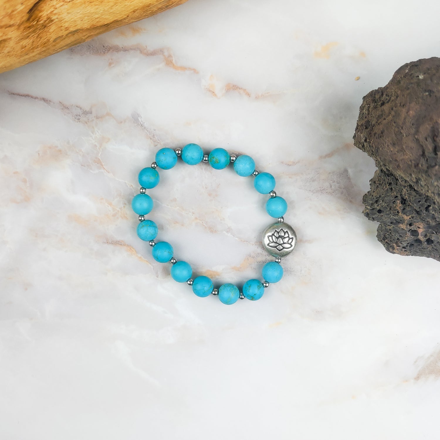 Bracciale loto turchese con perle azzurre e charm di fiore di loto in metallo