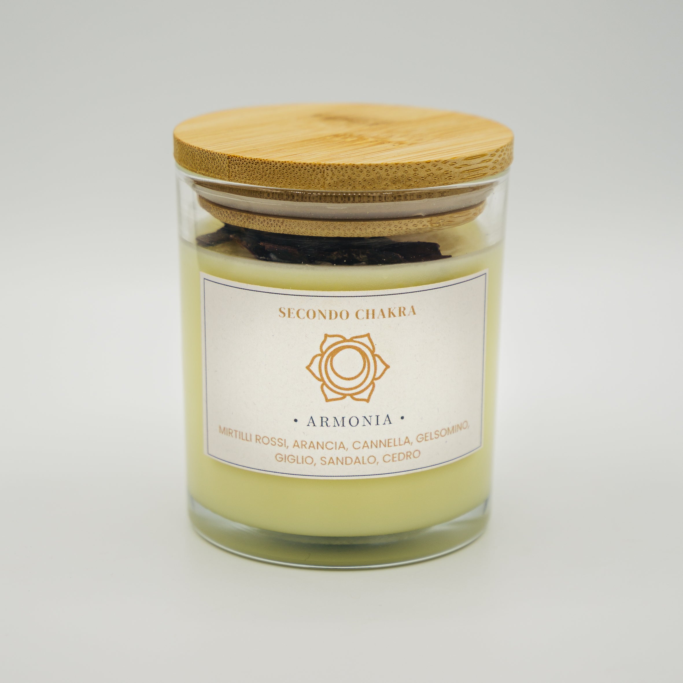 Candela armonia secondo chakra con aromi di mirtilli rossi e cannella, in vaso di vetro trasparente