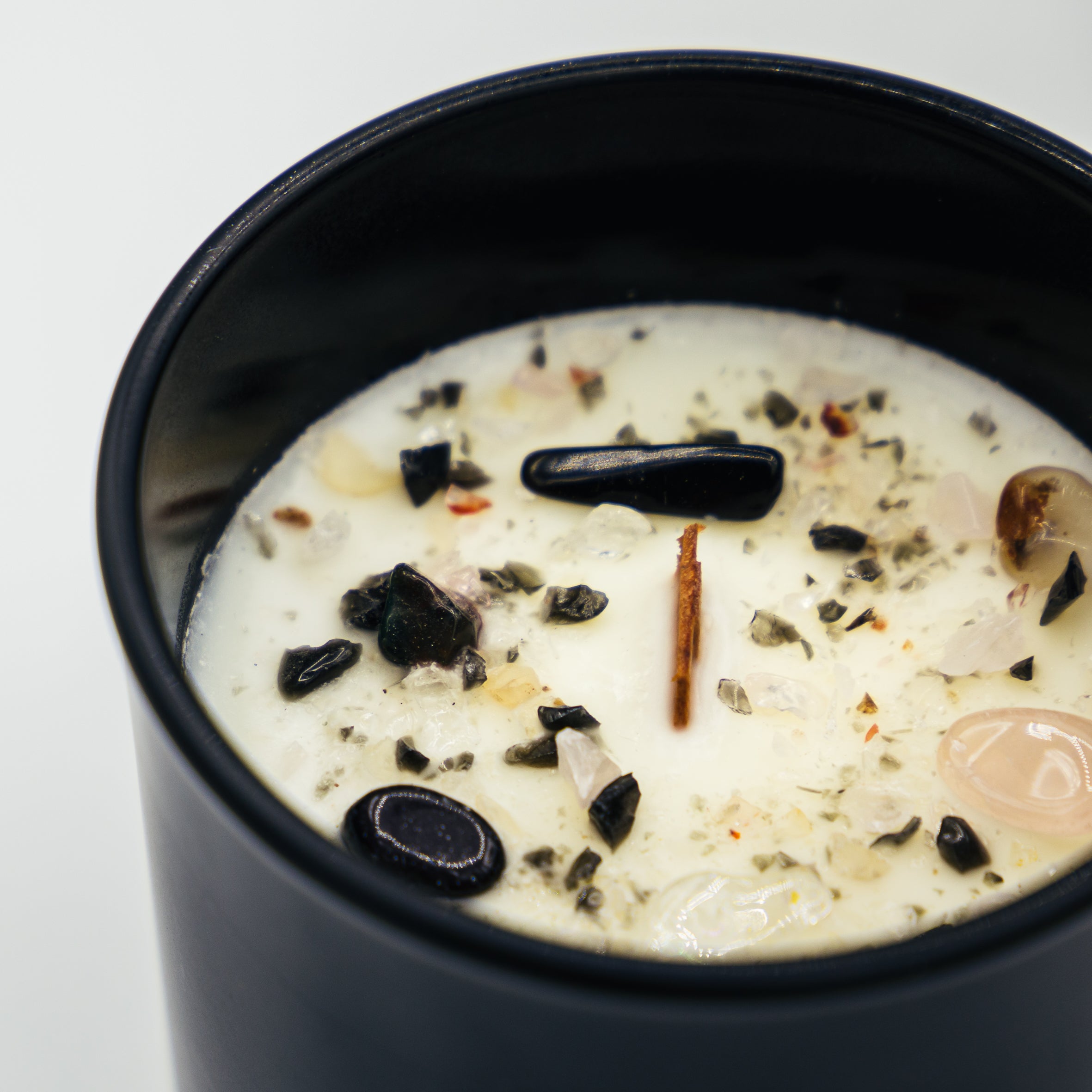 Candela con cristalli nera con cera bianca e guarnizioni di pietre colorate