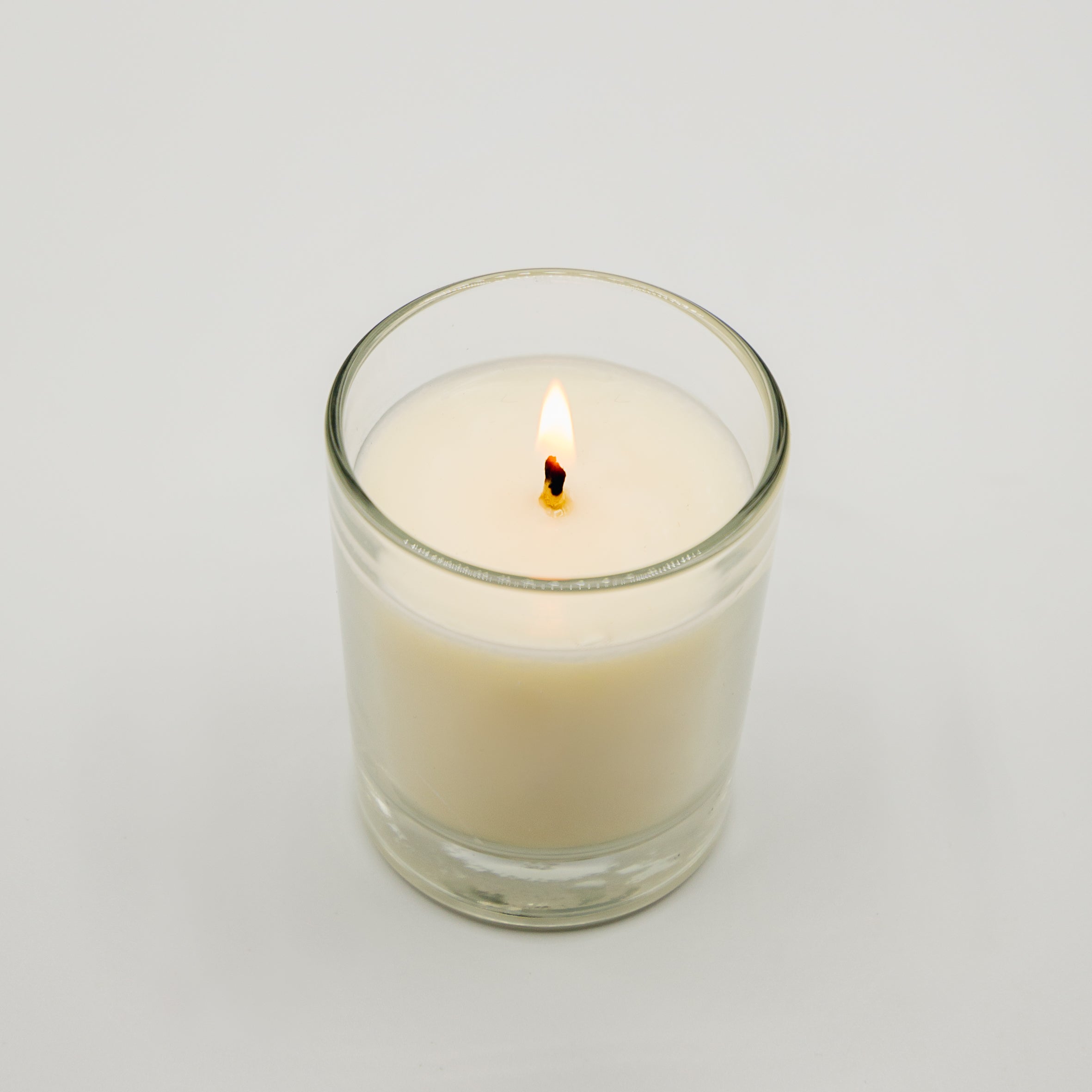 Candela espressione quinto chakra in vetro trasparente con fiamma accesa per meditazione e rilassamento