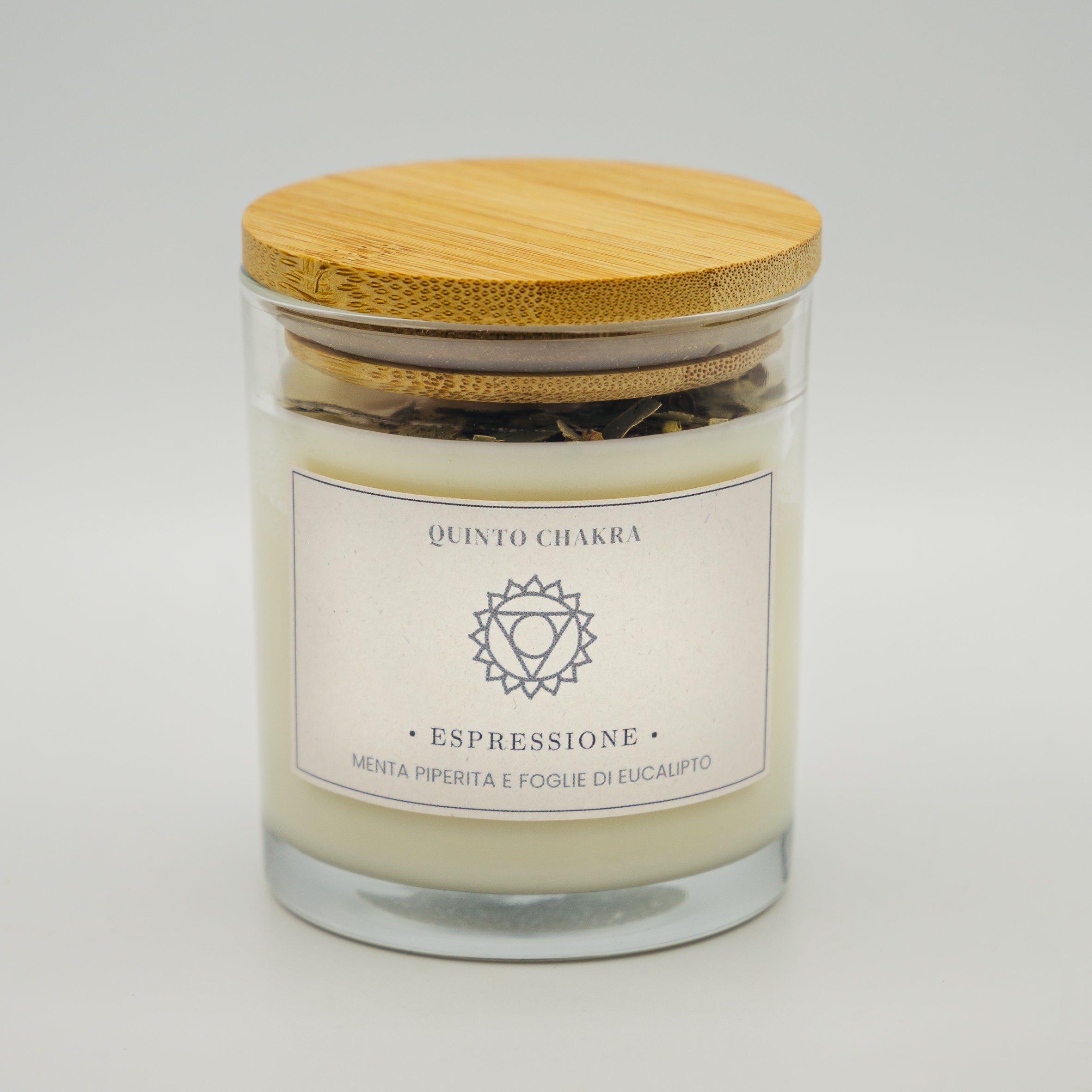 Candela espressione quinto chakra con aroma di menta piperita e foglie di eucalipto in contenitore di vetro