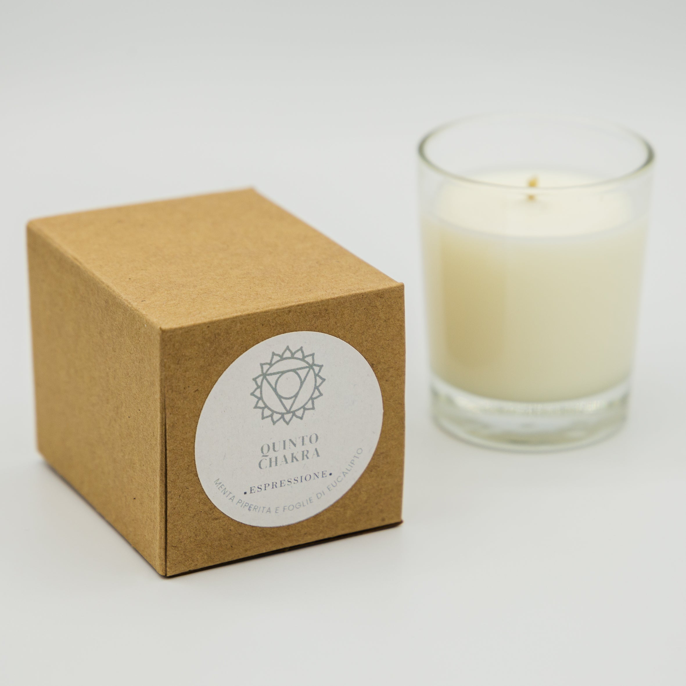 Candela espressione quinto chakra con confezione kraft per armonizzare il benessere emozionale