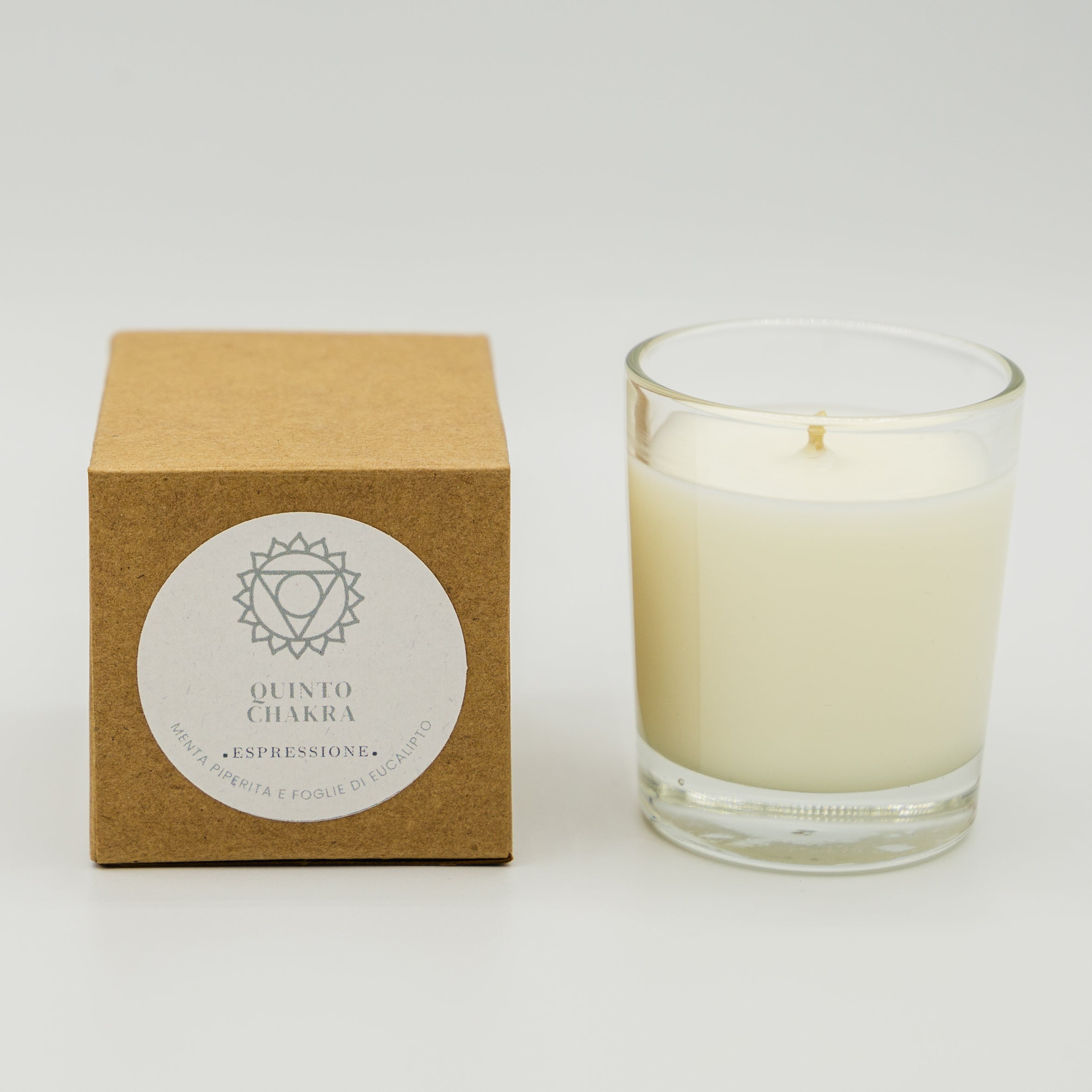 Candela espressione quinto chakra in vetro trasparente con confezione in cartone biodegradabile