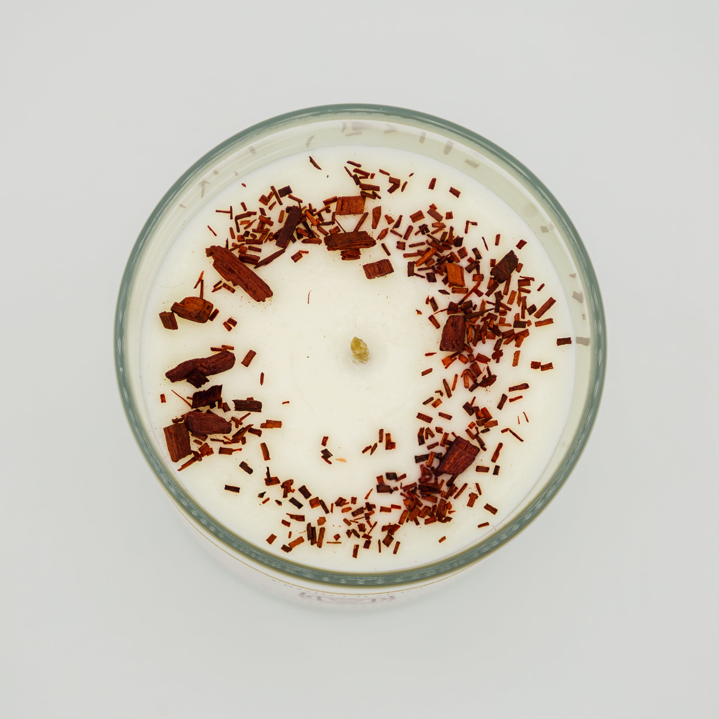 Candela radicamento primo chakra con scaglie di legno per armonizzare energia e meditazione