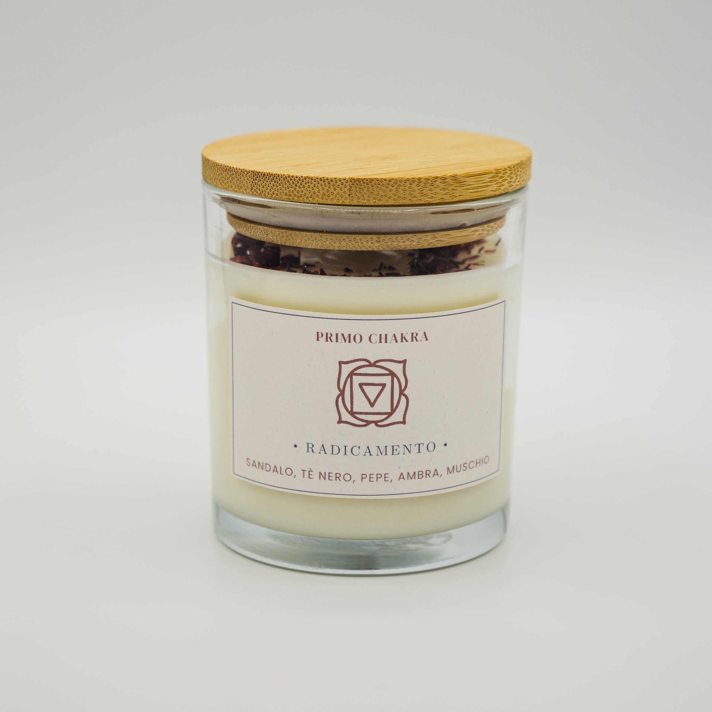 Candela radicamento primo chakra con aromi di sandalo, pepe e ambra per la meditazione