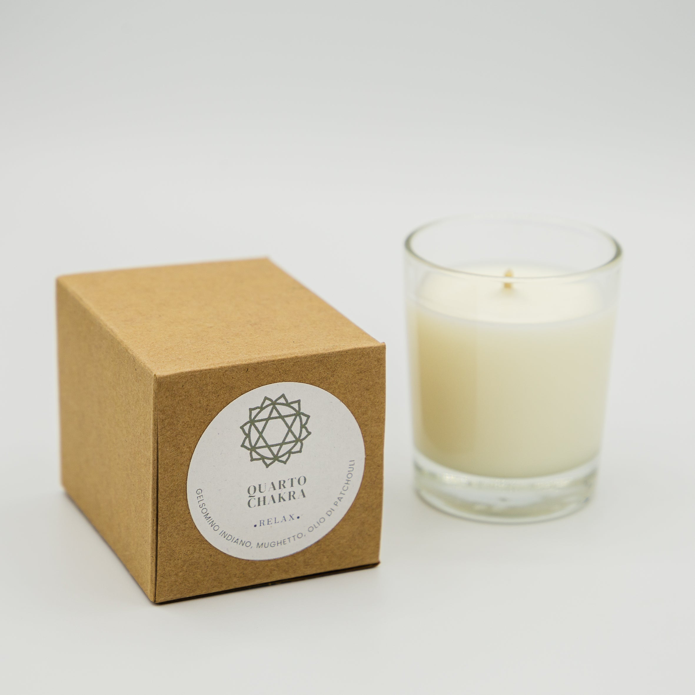 Candela relax quarto chakra in vetro con confezione kraft per momenti di benessere e meditazione