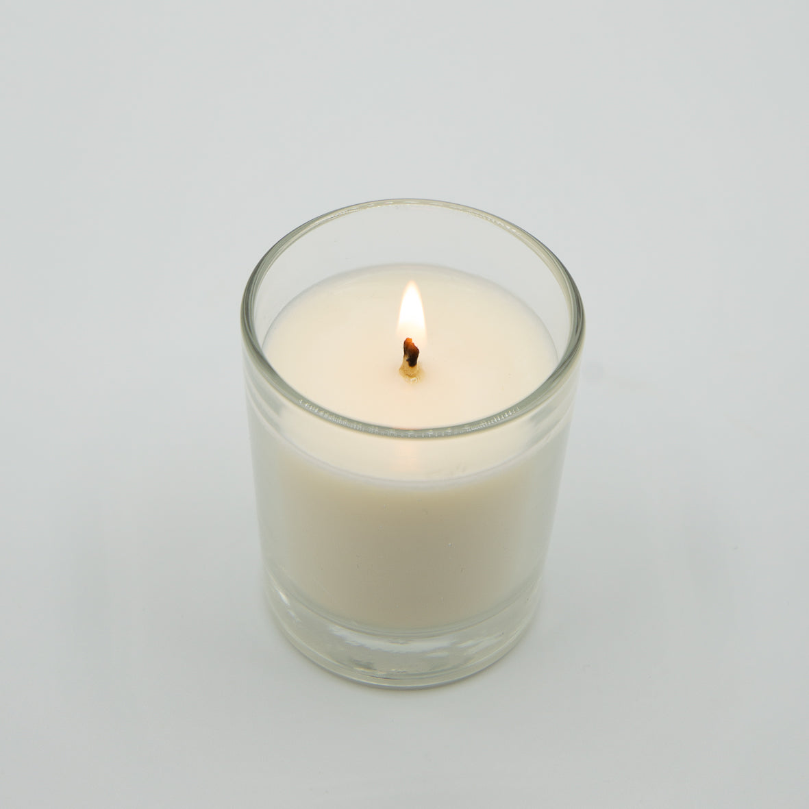 Candela tranquillità sesto chakra in vetro trasparente con fiamma accesa per migliorare il benessere