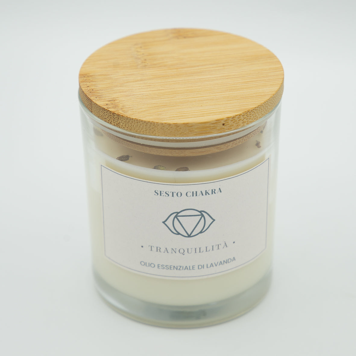 Candela tranquillità sesto chakra in vetro con coperchio in legno e olio essenziale di lavanda