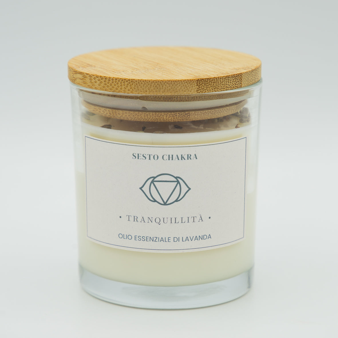 Candela tranquillità sesto chakra con olio essenziale di lavanda in contenitore di vetro elegante