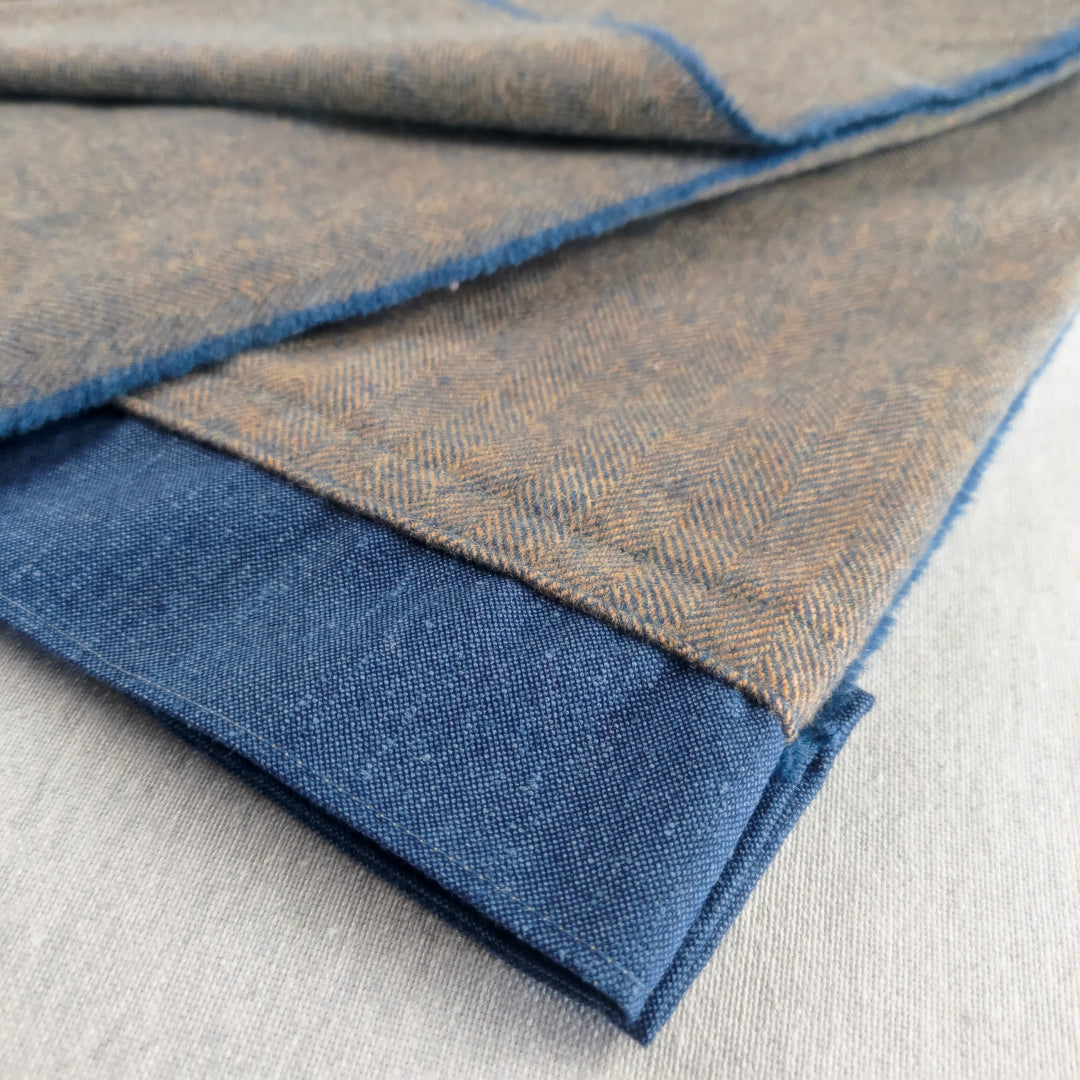 Coperta yoga alpaca in morbido tessuto con design elegante e colori blu e marrone