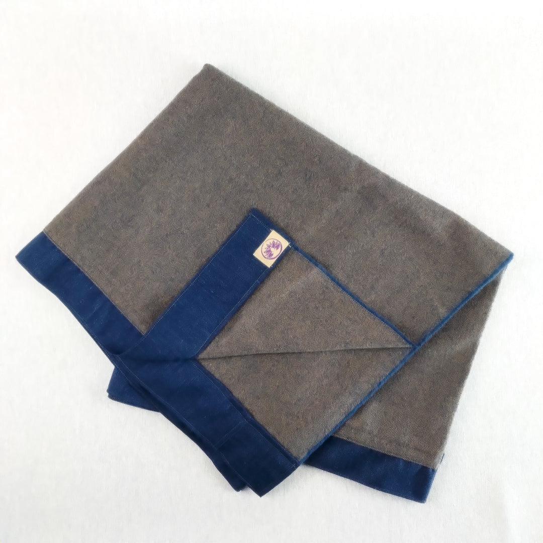 Coperta yoga alpaca in grigio e blu, morbida e calda, perfetta per le pratiche di yoga
