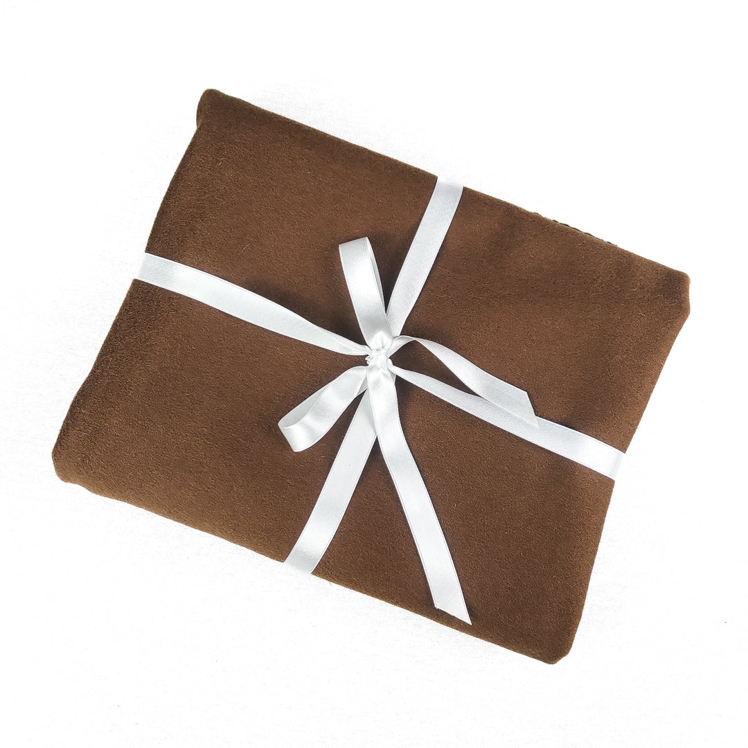 Coperta yoga alpaca marrone con nastro bianco per comfort e calore durante le sessioni di yoga
