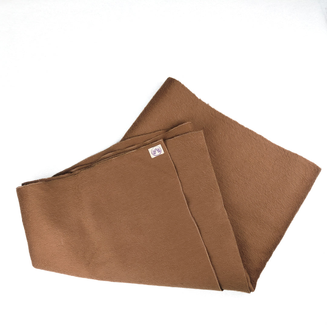 Coperta yoga cashmere cammello soffice e calda, ideale per le sessioni di yoga e relax
