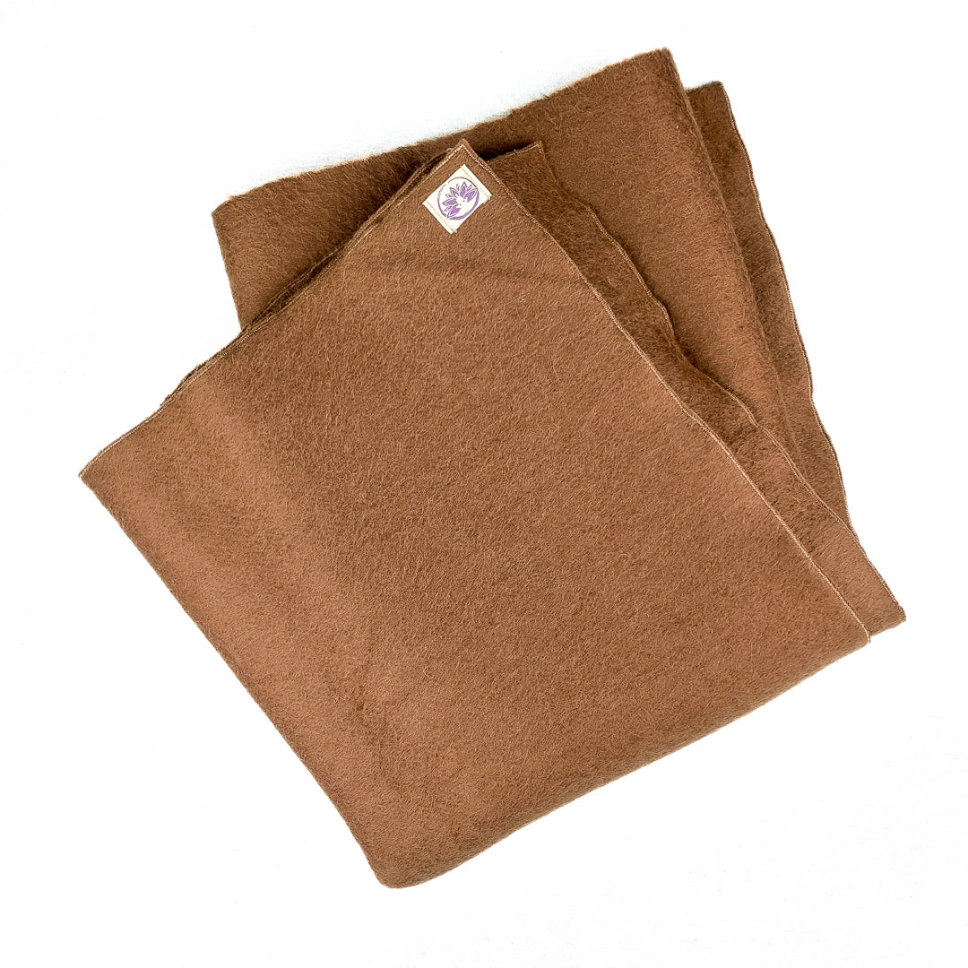 Coperta yoga cashmere cammello morbida e calda, ideale per meditazione e relax