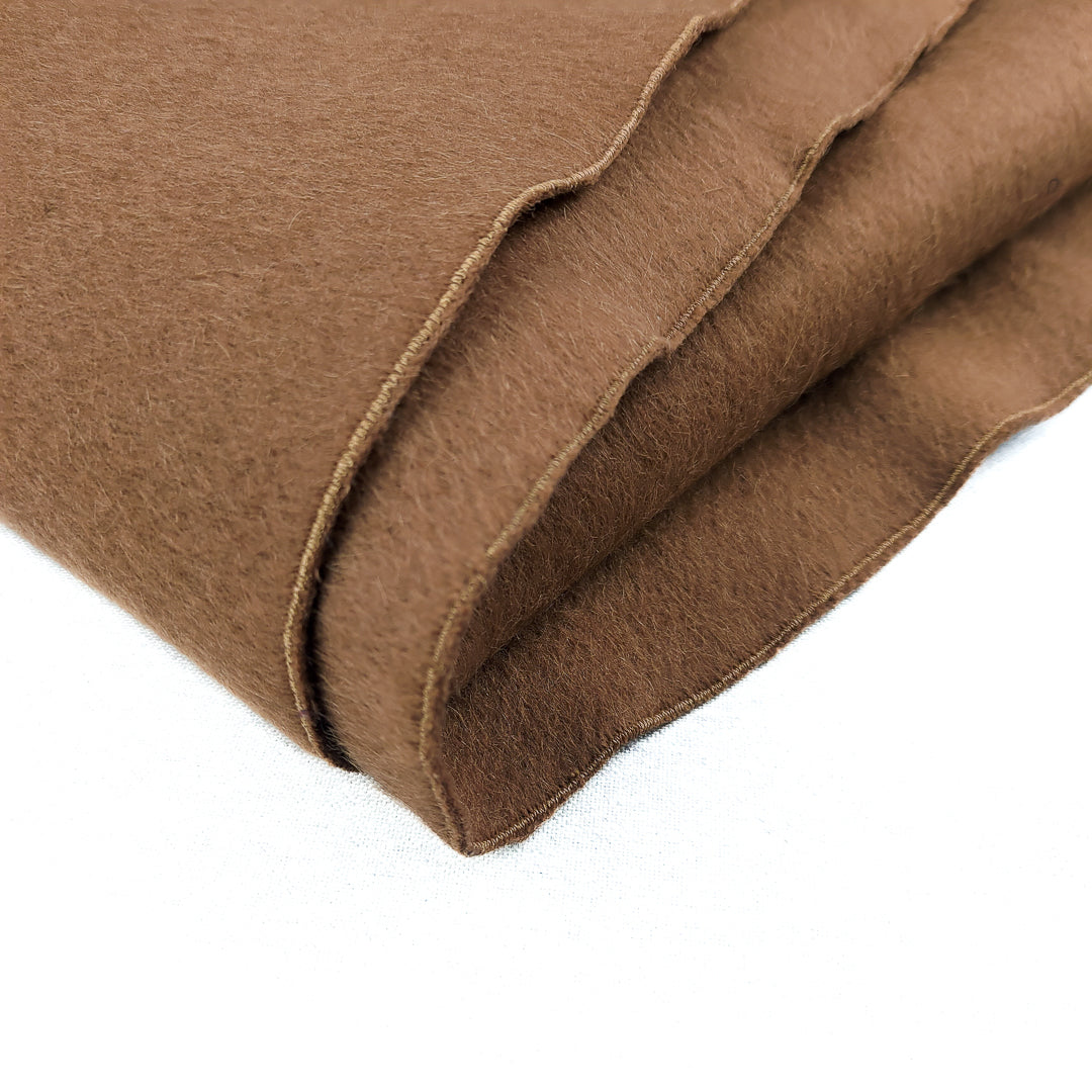 Coperta yoga cashmere cammello morbida e calda, ideale per appassionati di yoga e relax
