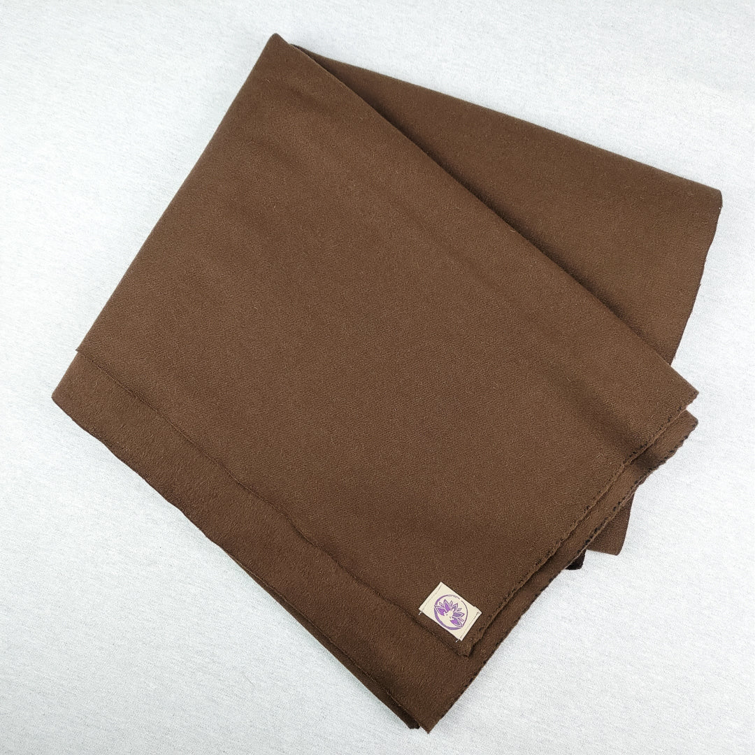 Coperta yoga cashmere marrone di Shop Zen, morbida e leggera per la tua pratica yoga