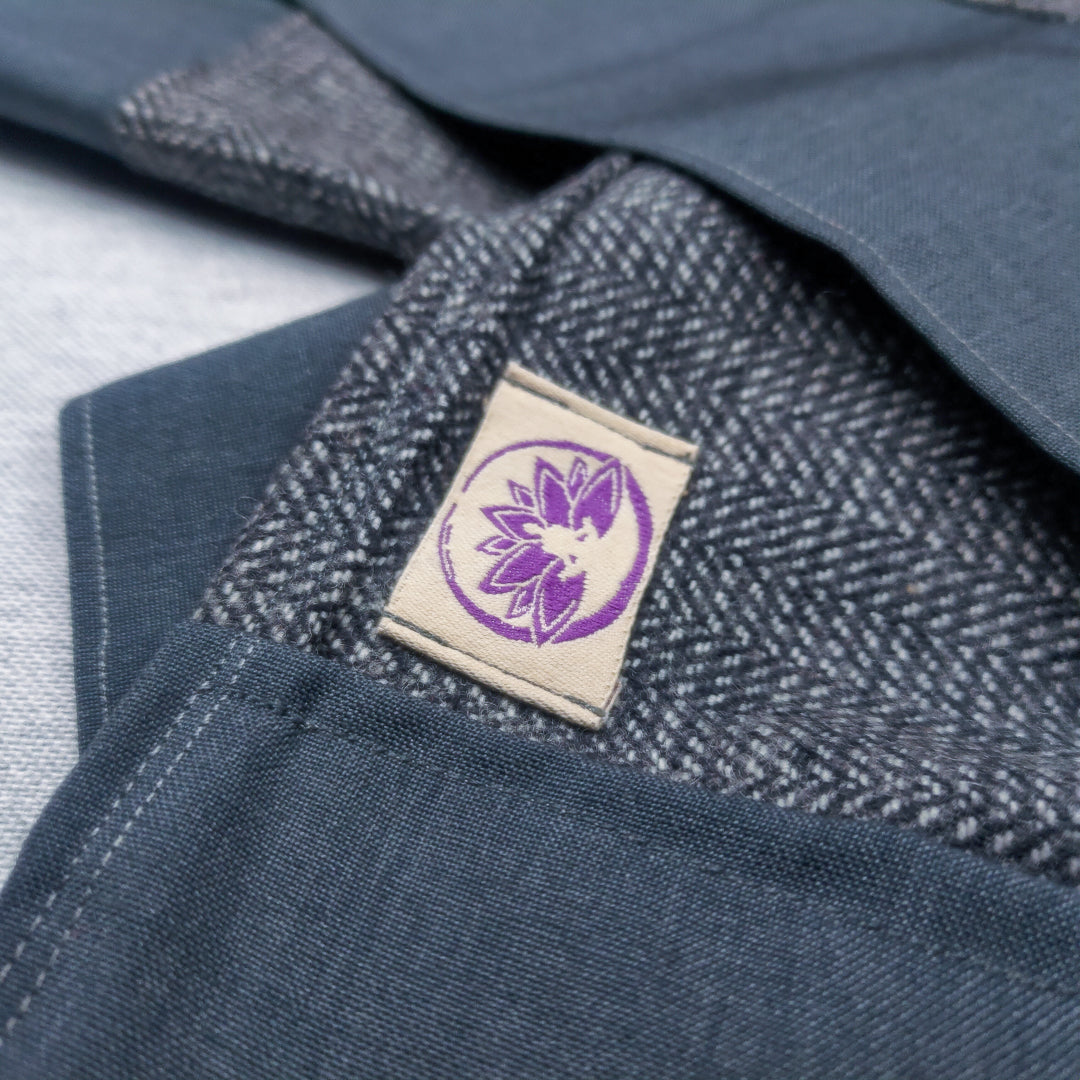 Coperta yoga effetto spigato di Shop Zen in tonalità blu con etichetta di marca