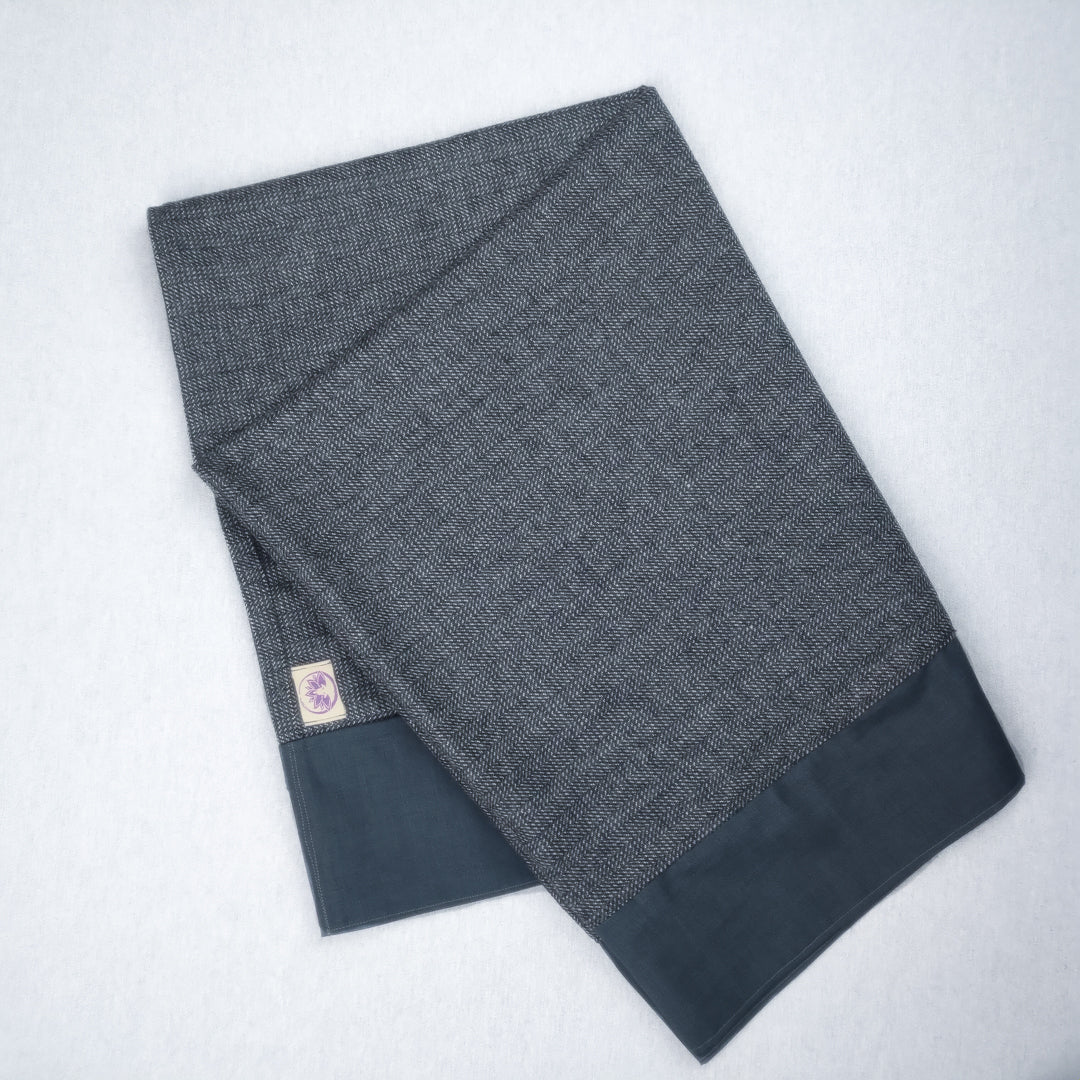 Coperta yoga effetto spigato di Shop Zen, in elegante grigio per il comfort durante le pratiche.