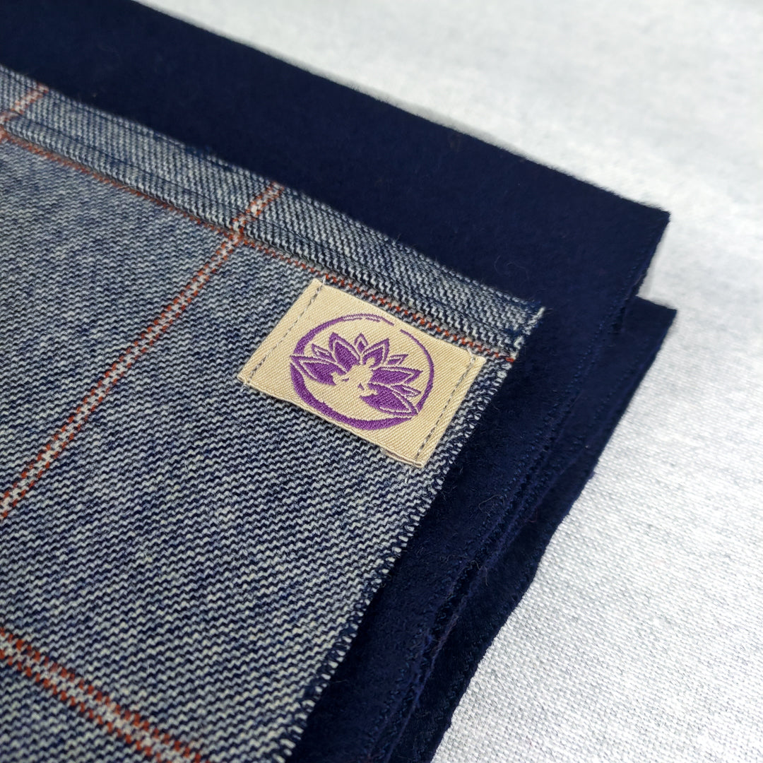 Coperta yoga lana blu con design morbido e logo Shop Zen per pratiche di meditazione