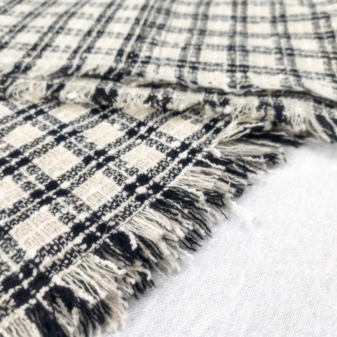 Coperta yoga lana e seta chanel con motivo a quadri e bordi frangiati, ideale per comfort e stile