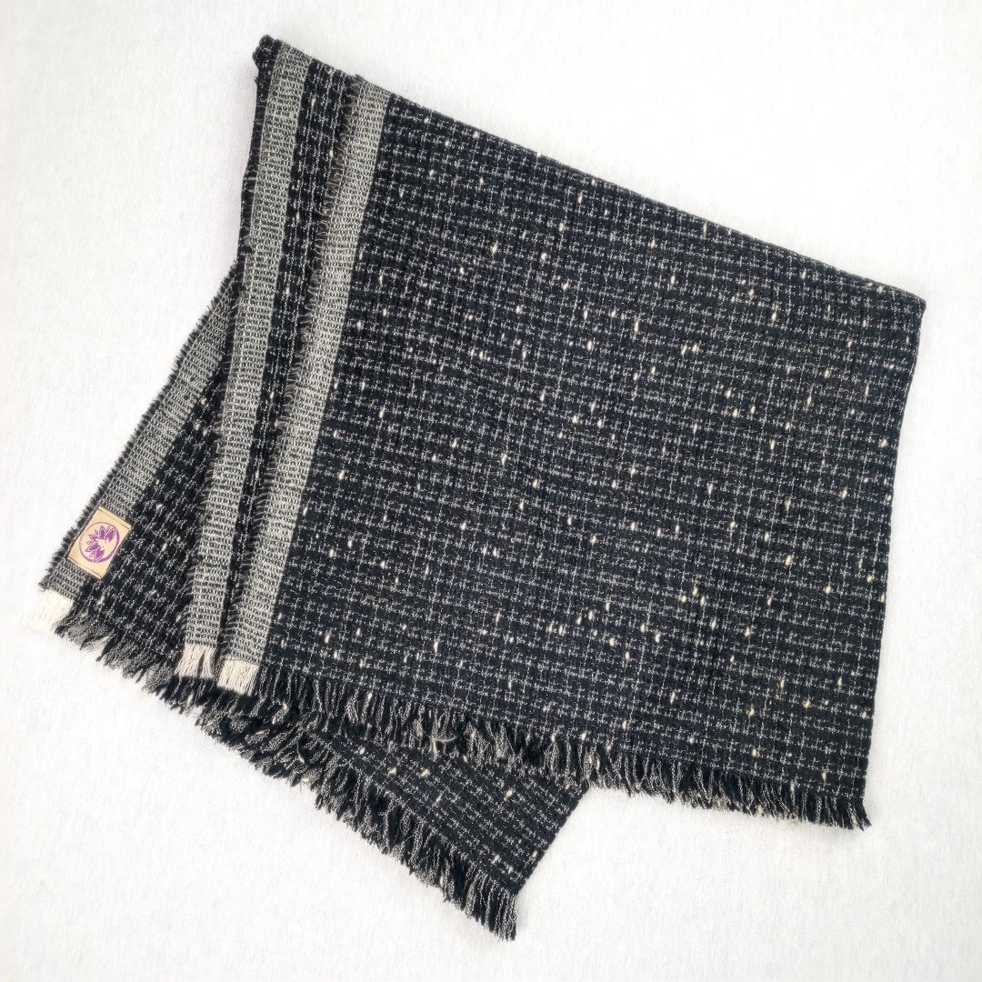 Coperta yoga lana e seta chanel nero con frange per comfort e stile durante le pratiche di yoga